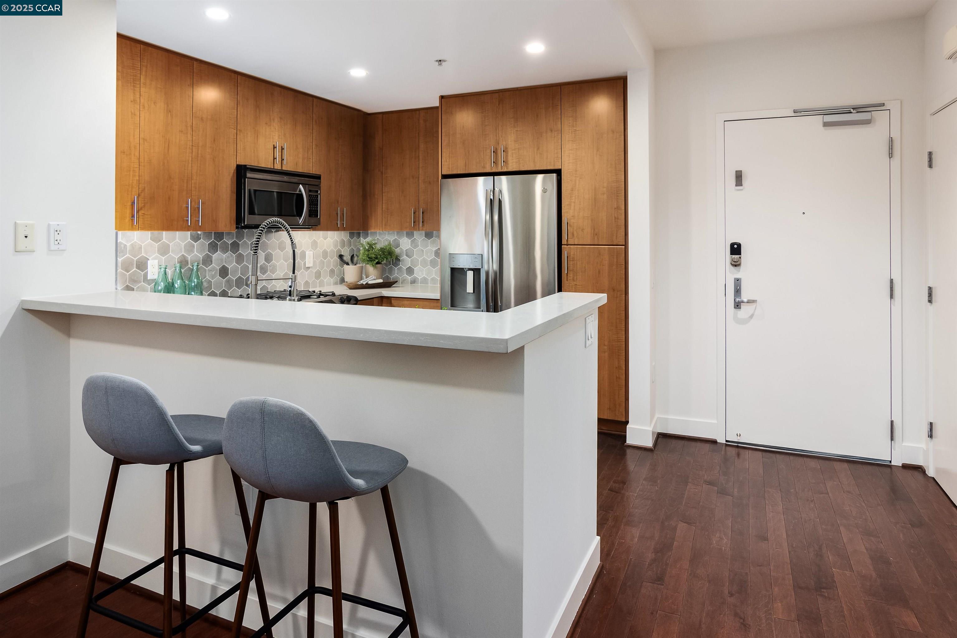 Detail Gallery Image 9 of 26 For 438 W Grand Ave #528,  Oakland,  CA 94612 - 2 Beds | 2 Baths