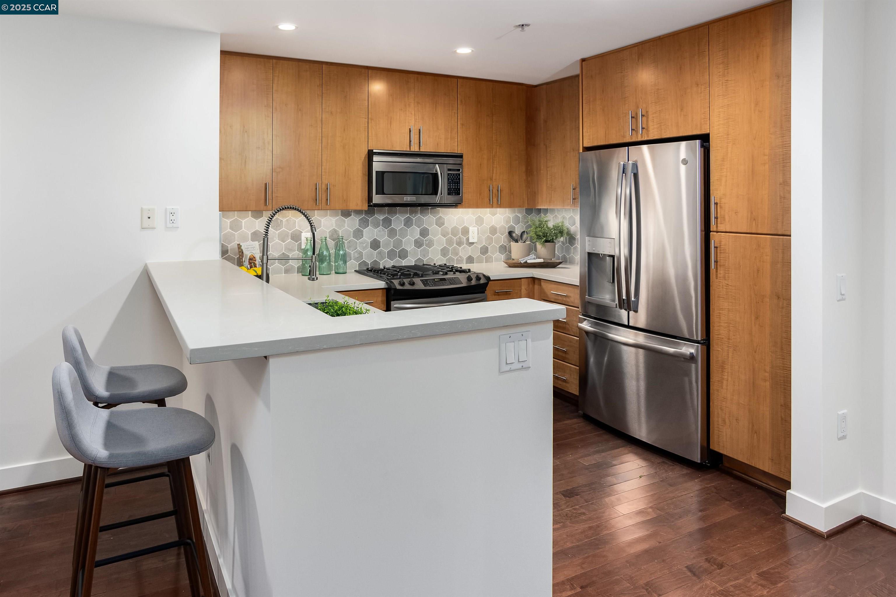 Detail Gallery Image 10 of 26 For 438 W Grand Ave #528,  Oakland,  CA 94612 - 2 Beds | 2 Baths