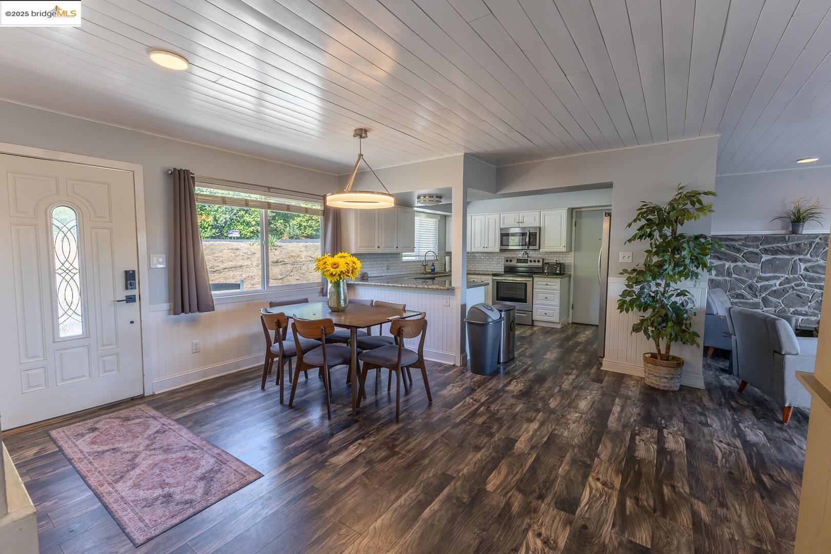 Detail Gallery Image 11 of 39 For 677 E. Oakside Drive, Sonora,  CA 95370-5832 - 4 Beds | 3 Baths