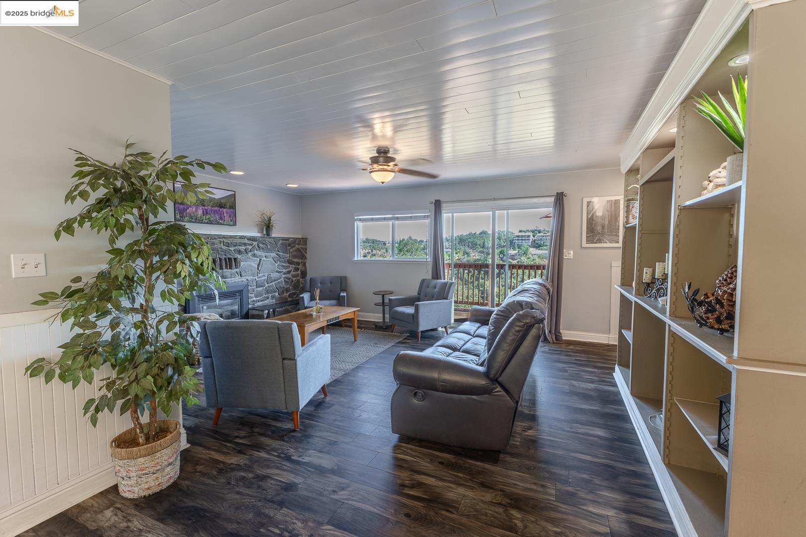 Detail Gallery Image 14 of 39 For 677 E. Oakside Drive, Sonora,  CA 95370-5832 - 4 Beds | 3 Baths