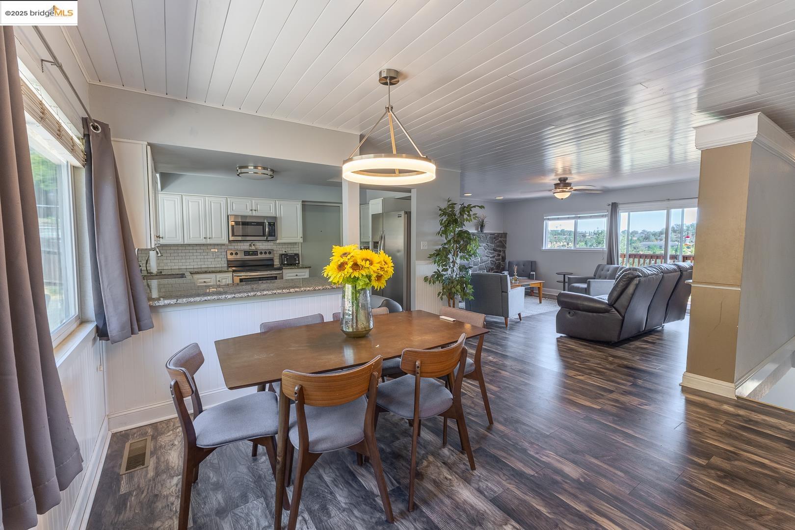 Detail Gallery Image 10 of 39 For 677 E. Oakside Drive, Sonora,  CA 95370-5832 - 4 Beds | 3 Baths
