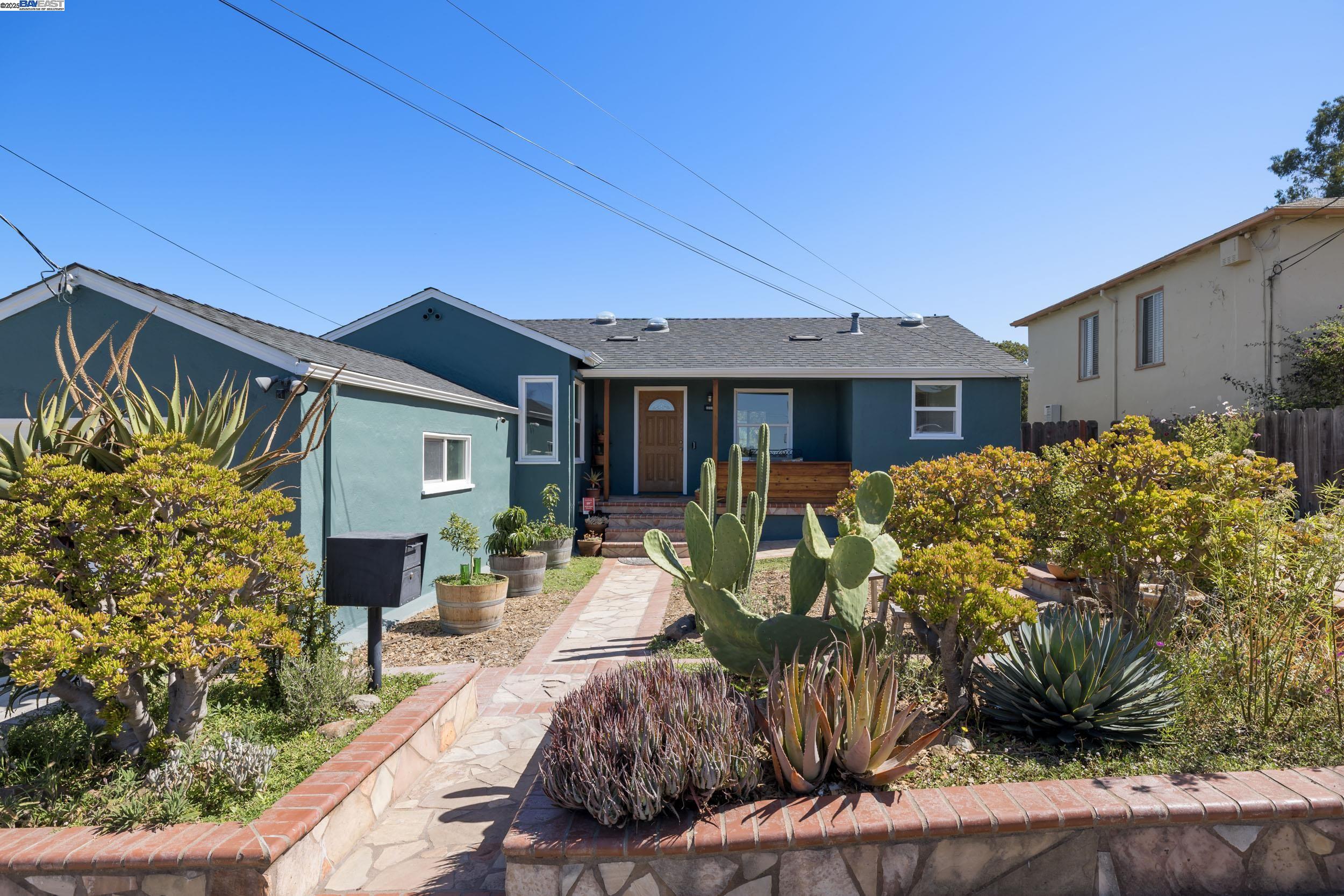Detail Gallery Image 2 of 30 For 8802 Seneca St, Oakland,  CA 94605 - 2 Beds | 2 Baths