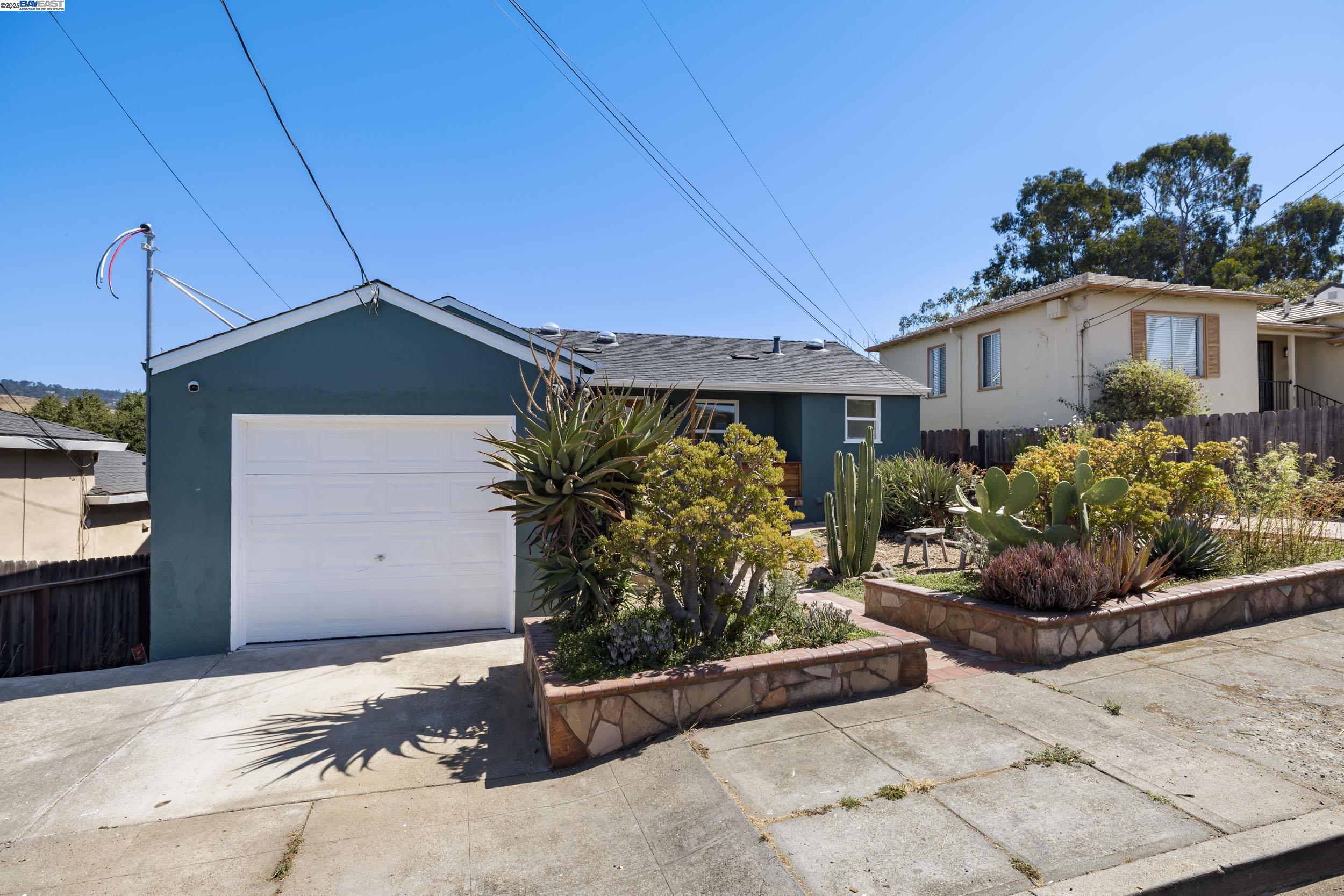 Detail Gallery Image 19 of 30 For 8802 Seneca St, Oakland,  CA 94605 - 2 Beds | 2 Baths