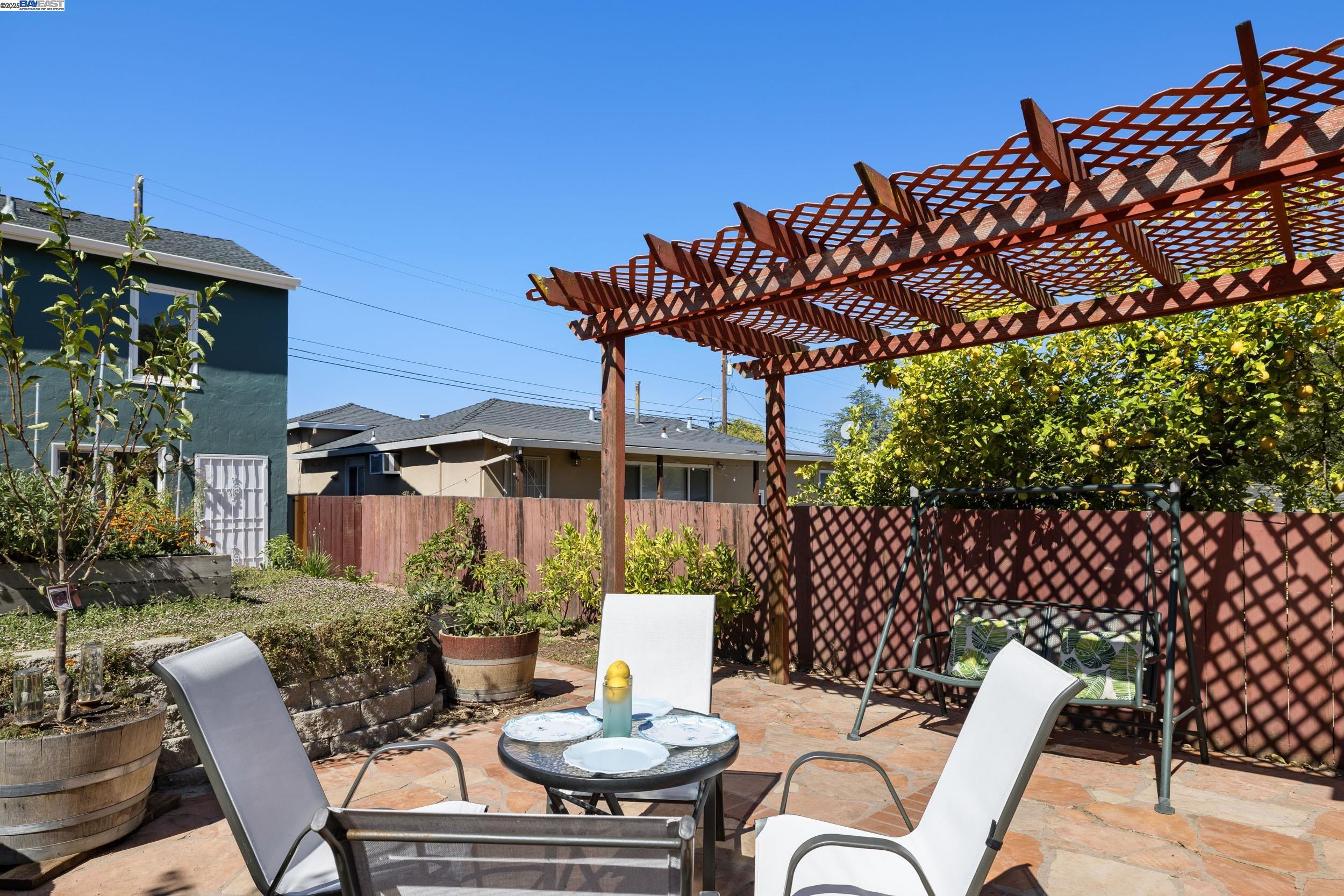 Detail Gallery Image 23 of 30 For 8802 Seneca St, Oakland,  CA 94605 - 2 Beds | 2 Baths