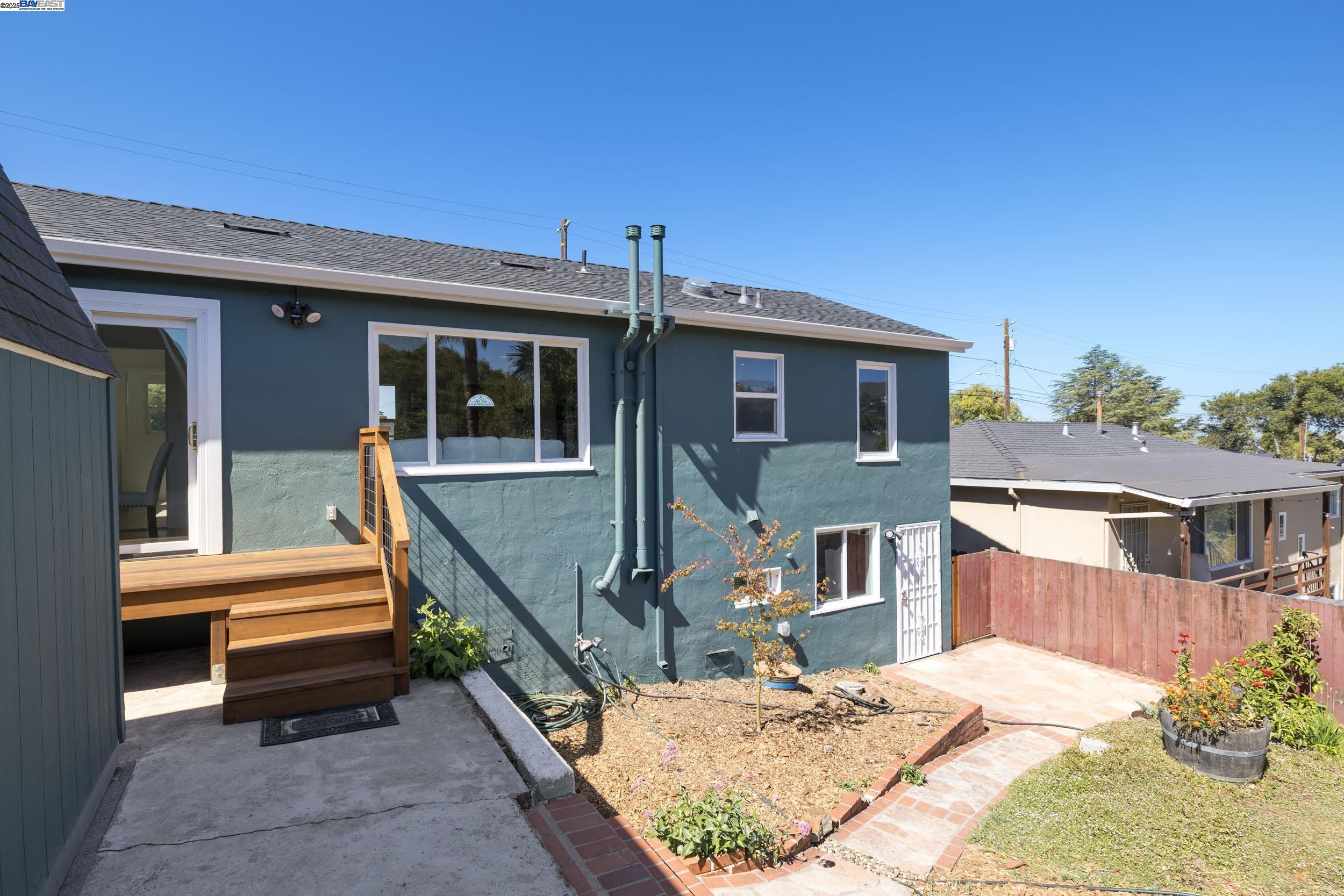 Detail Gallery Image 25 of 30 For 8802 Seneca St, Oakland,  CA 94605 - 2 Beds | 2 Baths