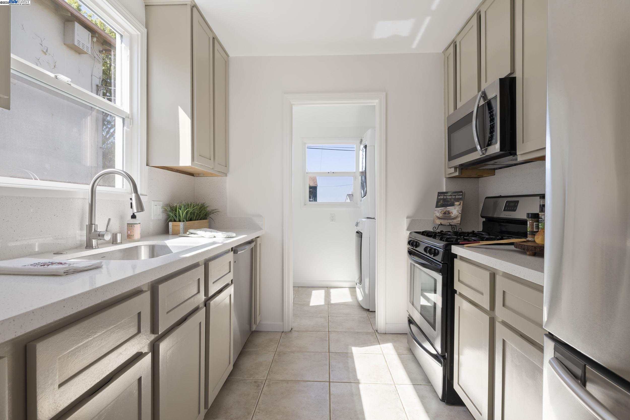 Detail Gallery Image 5 of 30 For 8802 Seneca St, Oakland,  CA 94605 - 2 Beds | 2 Baths