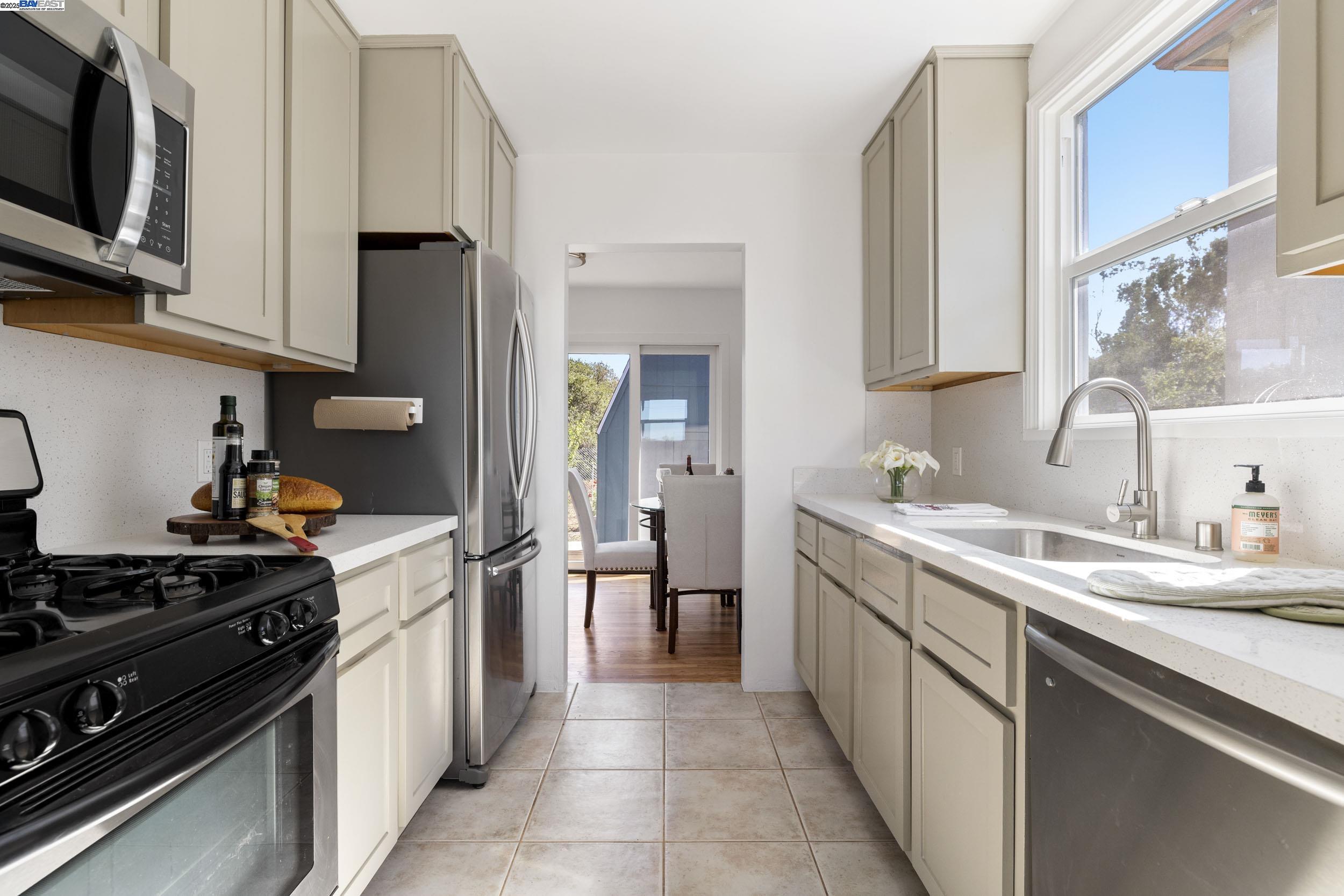 Detail Gallery Image 7 of 30 For 8802 Seneca St, Oakland,  CA 94605 - 2 Beds | 2 Baths
