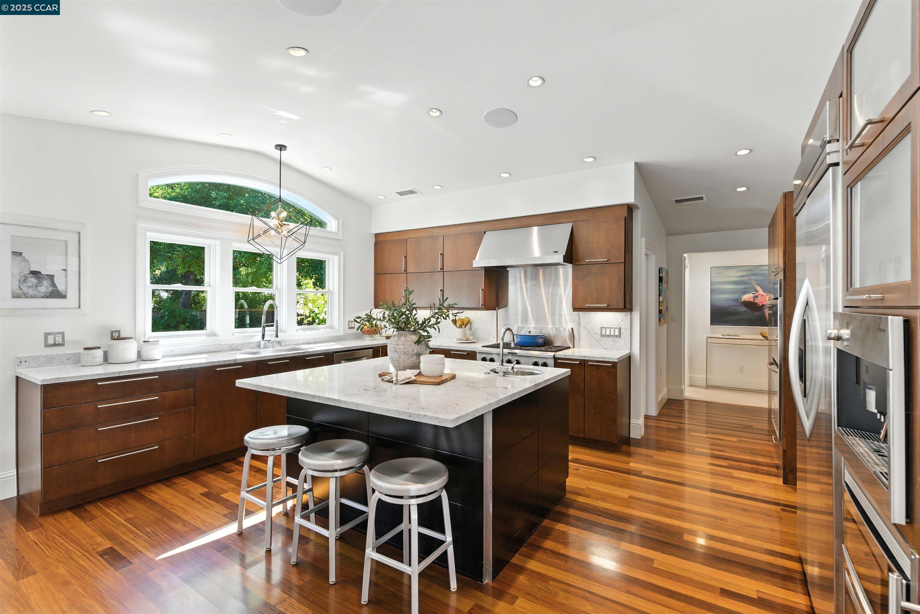 Detail Gallery Image 16 of 42 For 101 Meadow Ln, Orinda,  CA 94563 - 4 Beds | 3 Baths