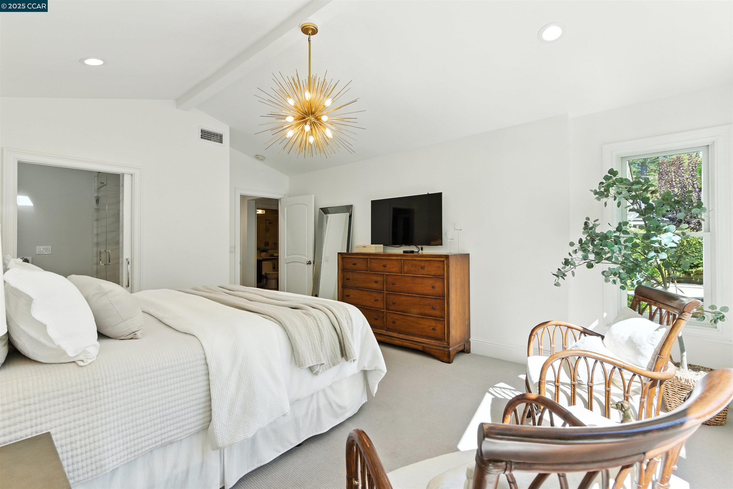 Detail Gallery Image 20 of 42 For 101 Meadow Ln, Orinda,  CA 94563 - 4 Beds | 3 Baths