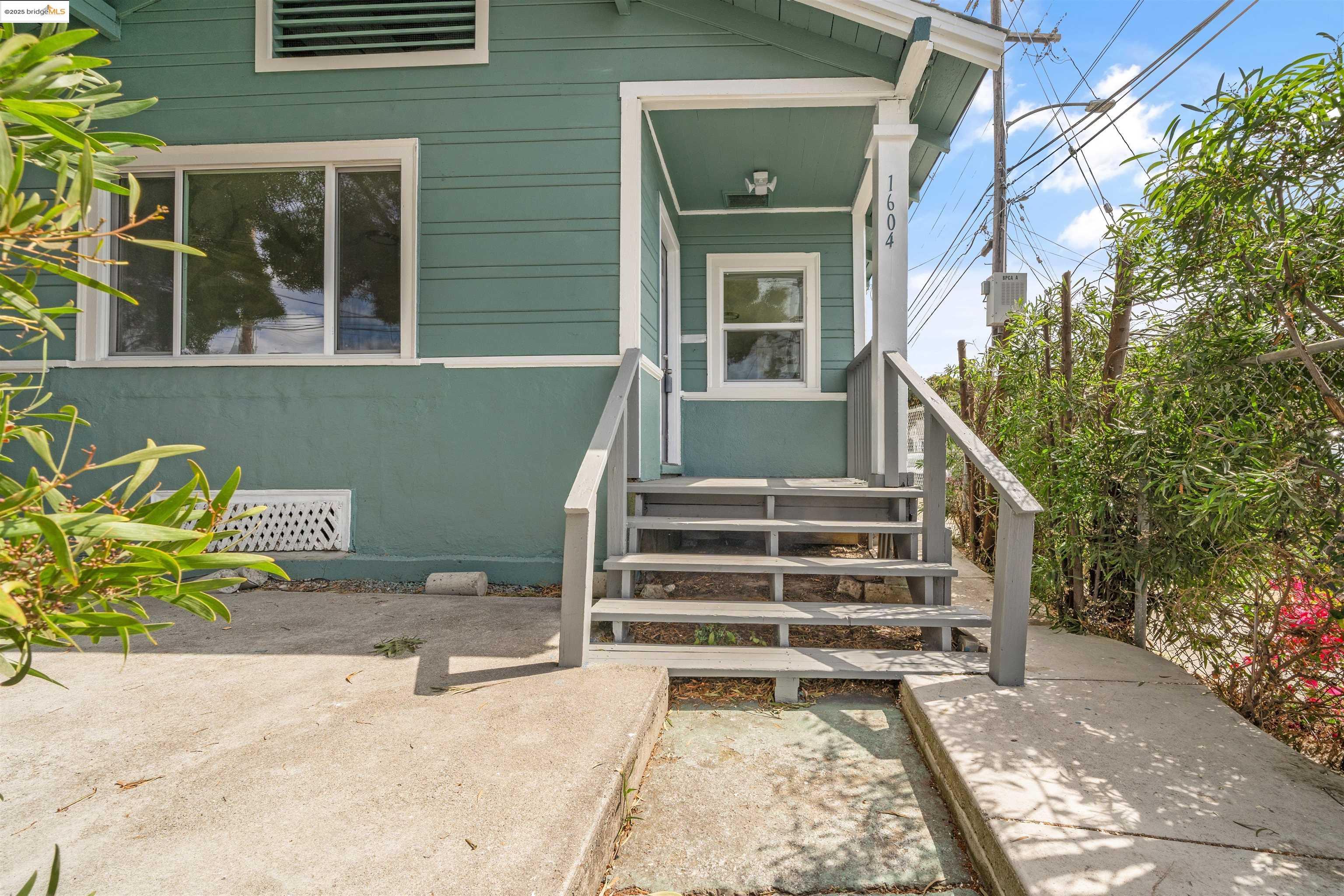 Detail Gallery Image 2 of 22 For 1604 57th Ave, Oakland,  CA 94621 - 2 Beds | 1 Baths