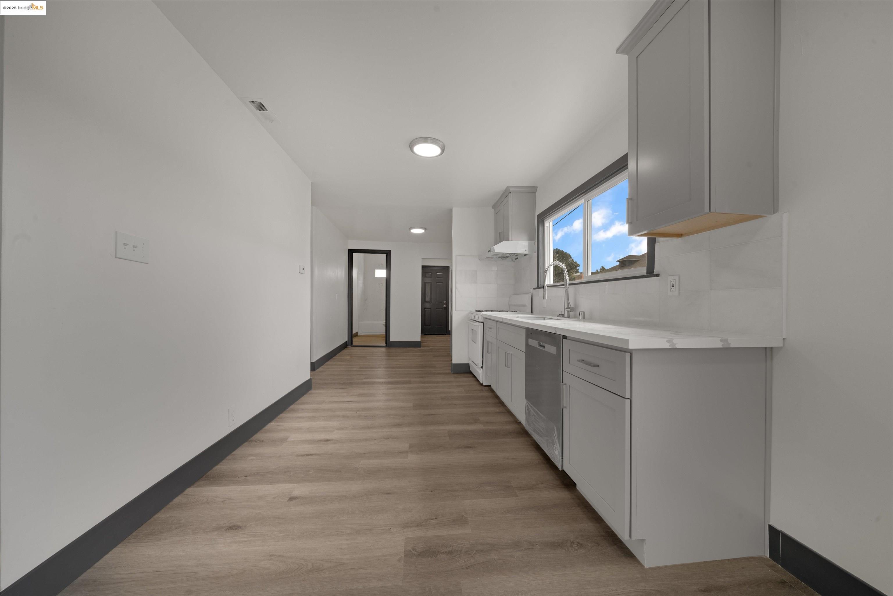 Detail Gallery Image 6 of 22 For 1604 57th Ave, Oakland,  CA 94621 - 2 Beds | 1 Baths