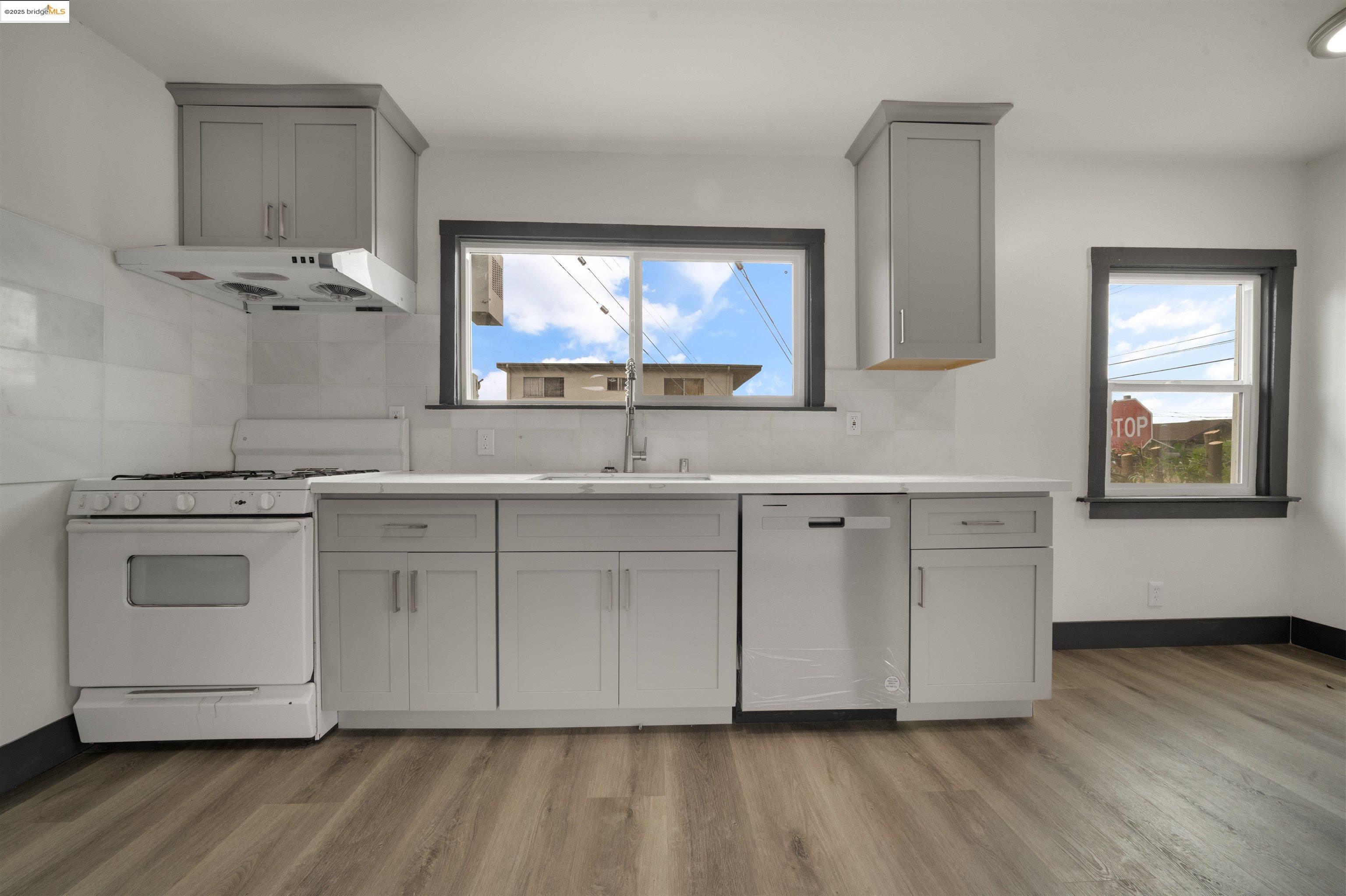 Detail Gallery Image 7 of 22 For 1604 57th Ave, Oakland,  CA 94621 - 2 Beds | 1 Baths
