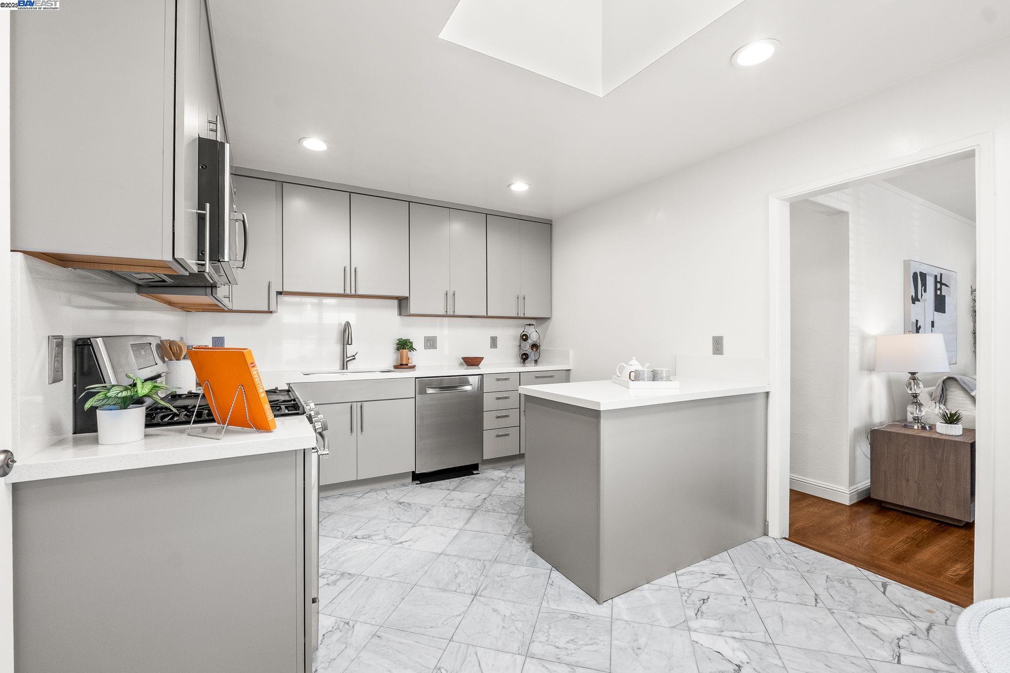 Detail Gallery Image 6 of 25 For 332 Heather Way, South San Francisco,  CA 94080 - 3 Beds | 1 Baths