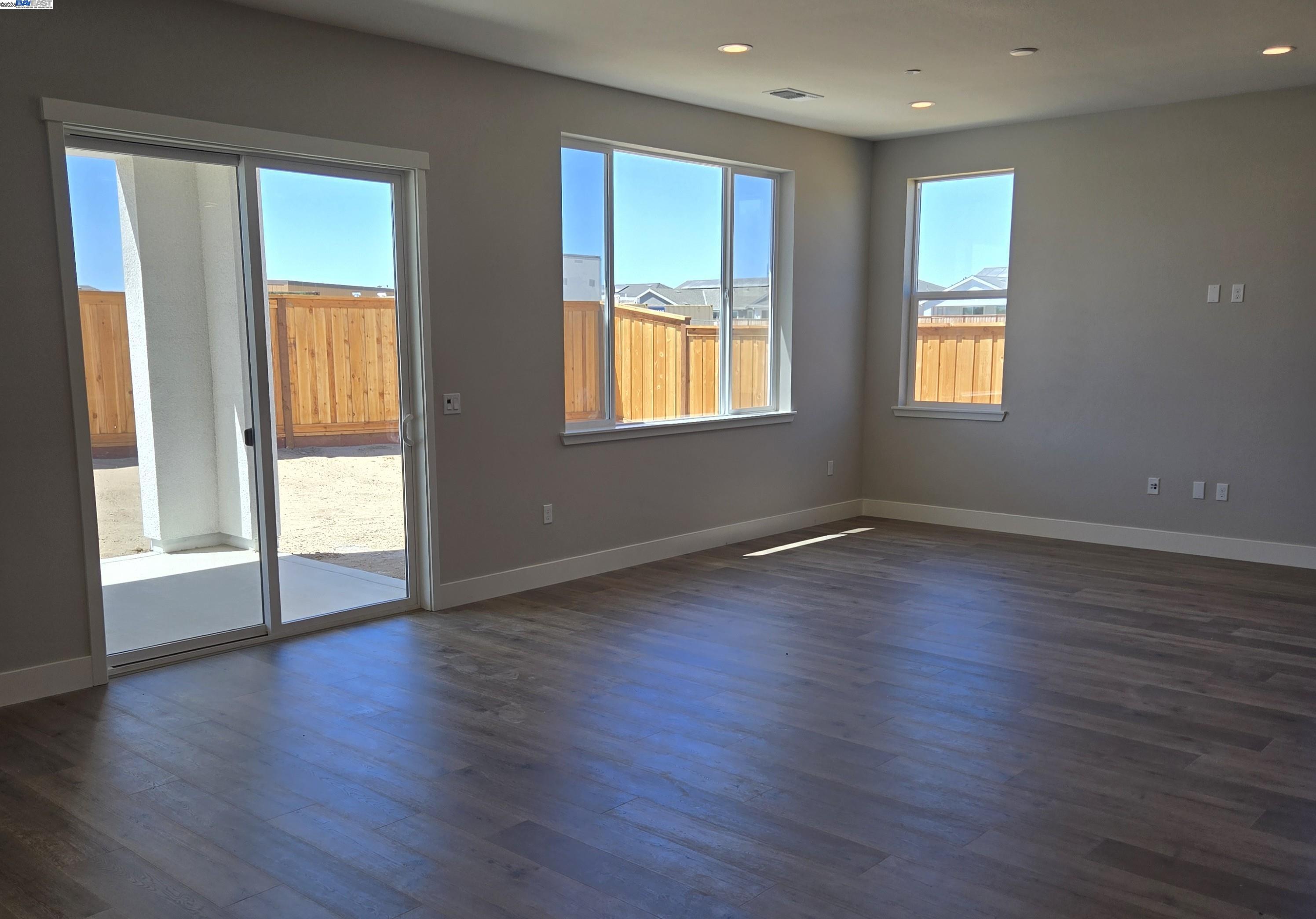 Detail Gallery Image 5 of 21 For 1351 Crescent Avenue, Manteca,  CA 95336 - 2 Beds | 2/1 Baths