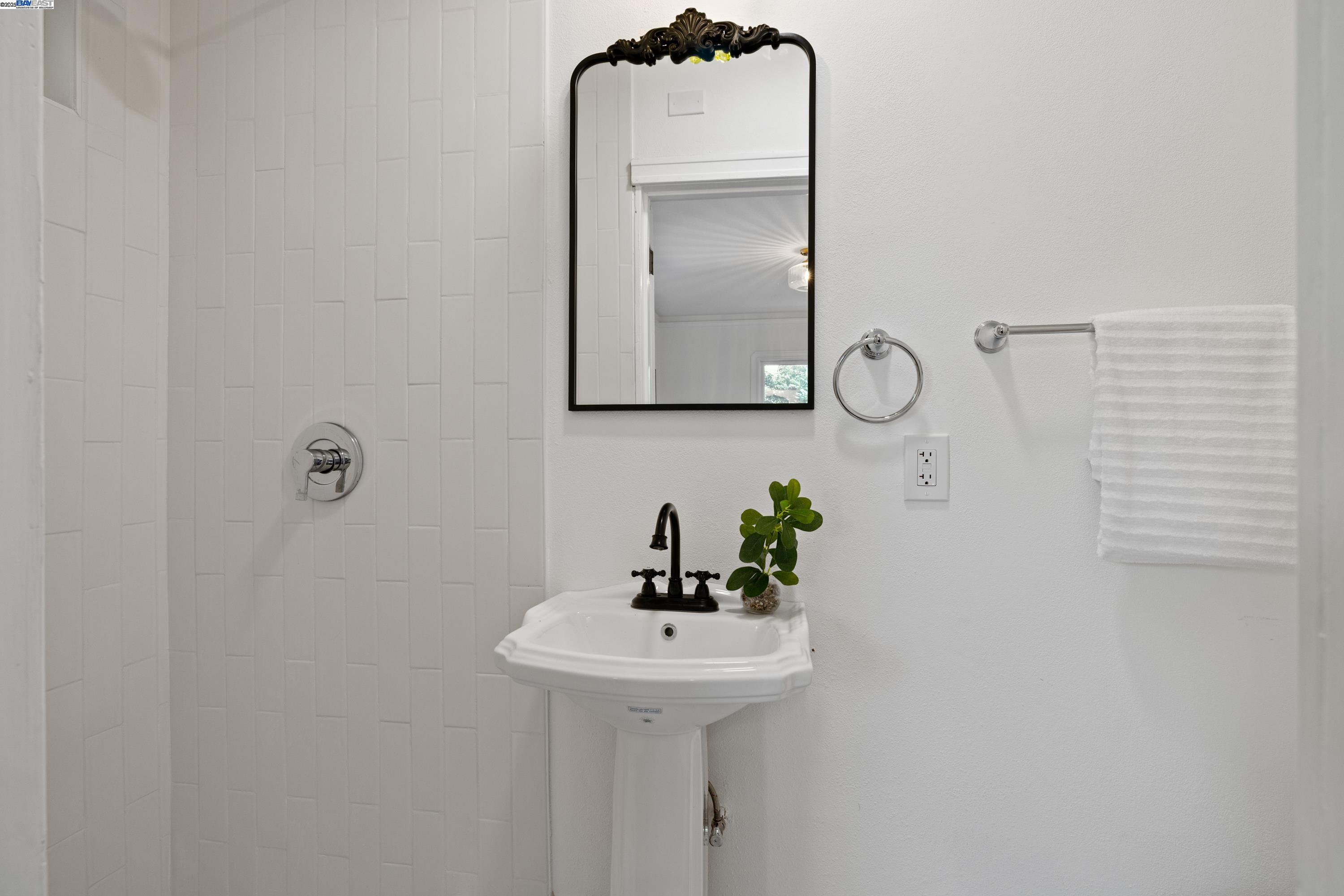 Detail Gallery Image 11 of 22 For 406 Begier Ave, San Leandro,  CA 94577 - 3 Beds | 2 Baths
