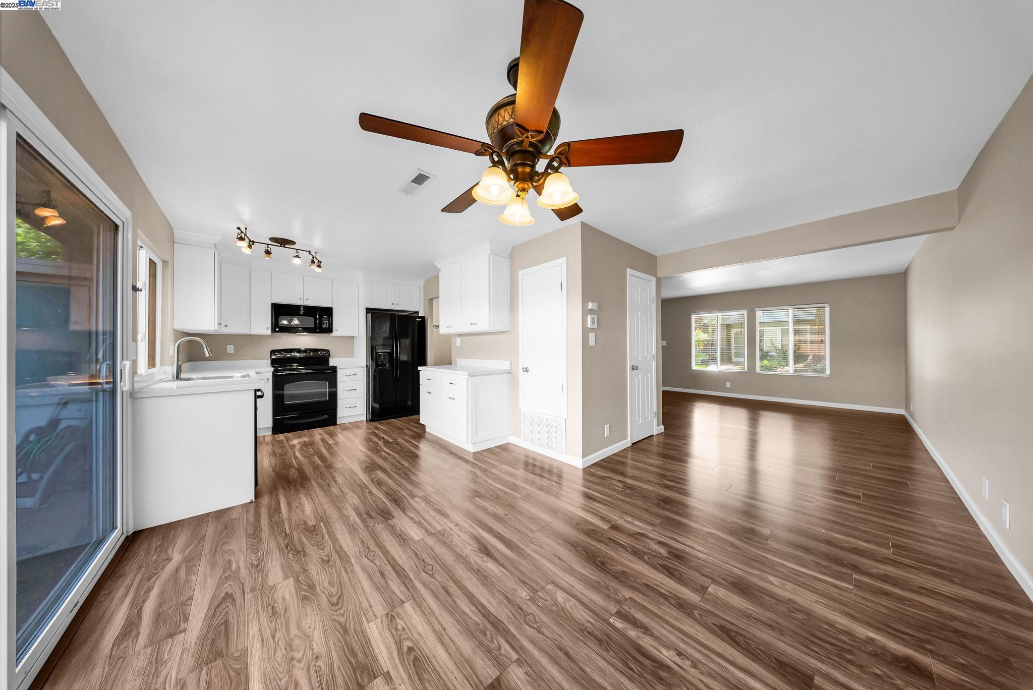 Detail Gallery Image 10 of 33 For 4446 Seminole Way, Pleasanton,  CA 94588-4201 - 4 Beds | 2/1 Baths