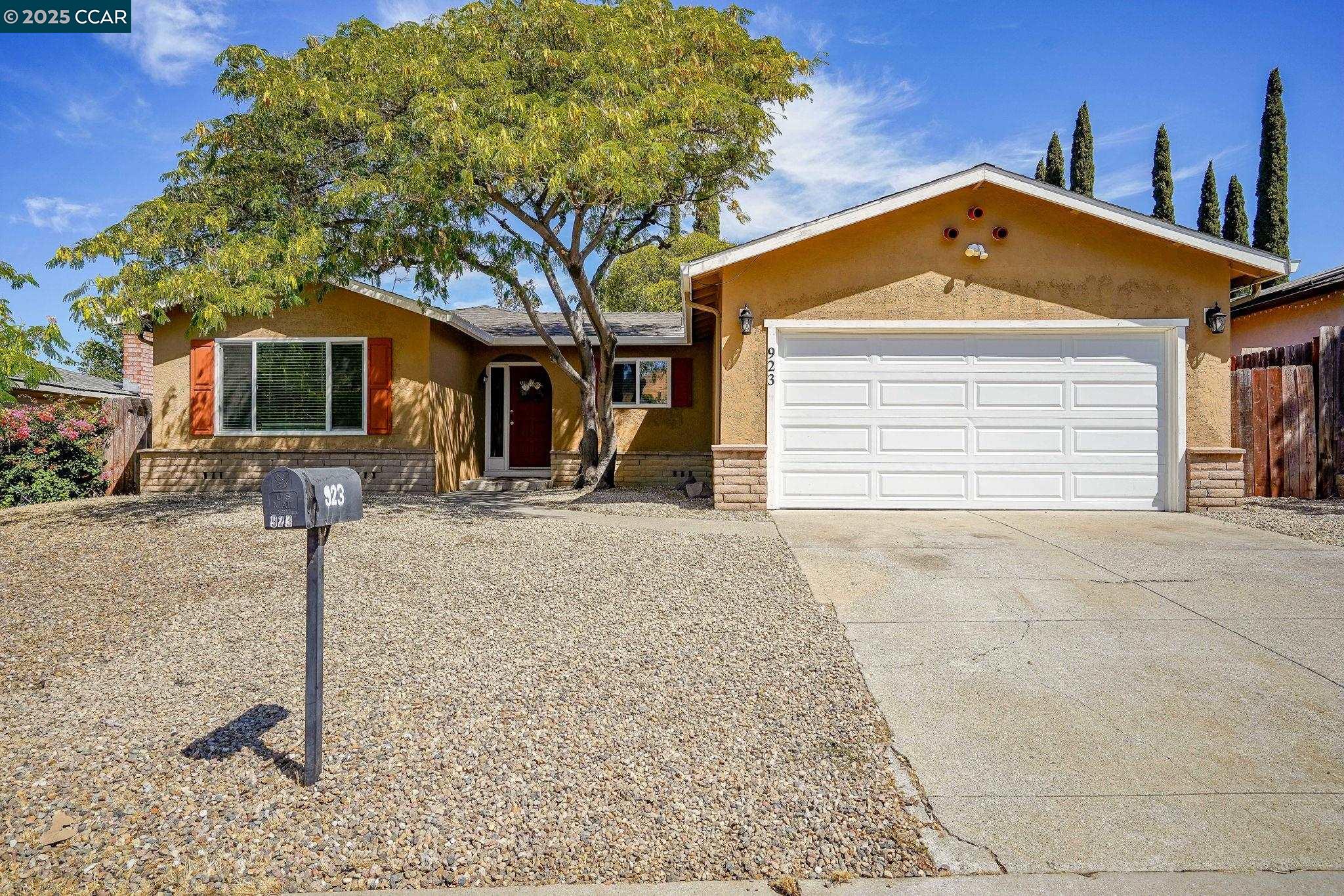 Detail Gallery Image 1 of 23 For 923 Jewett Ave, Pittsburg,  CA 94565 - 3 Beds | 2 Baths