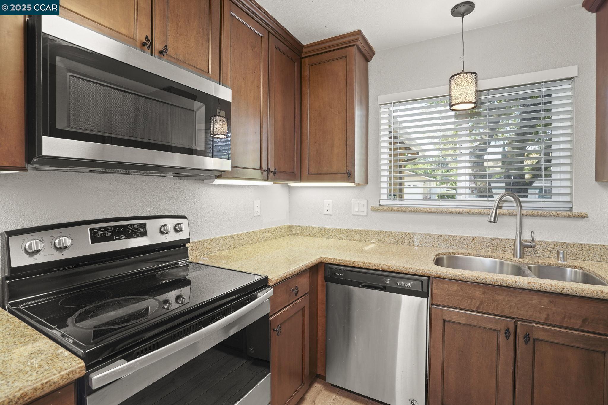 Detail Gallery Image 6 of 23 For 923 Jewett Ave, Pittsburg,  CA 94565 - 3 Beds | 2 Baths