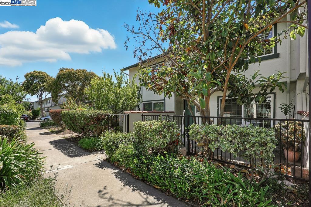 Detail Gallery Image 3 of 54 For 4423 Corto Monterey, Union City,  CA 94587 - 3 Beds | 2/1 Baths
