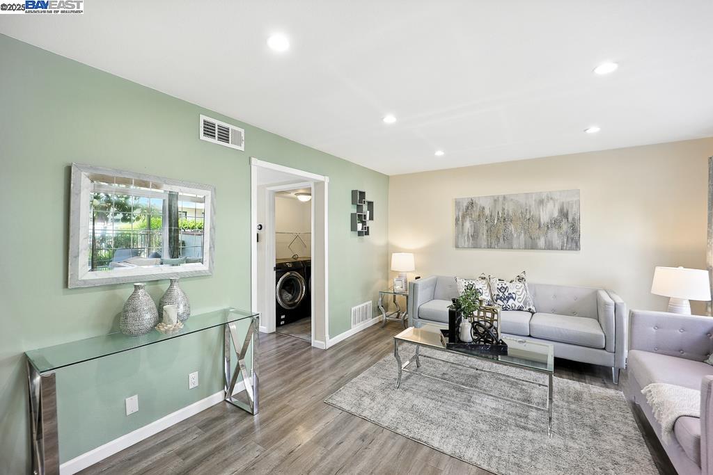 Detail Gallery Image 9 of 54 For 4423 Corto Monterey, Union City,  CA 94587 - 3 Beds | 2/1 Baths