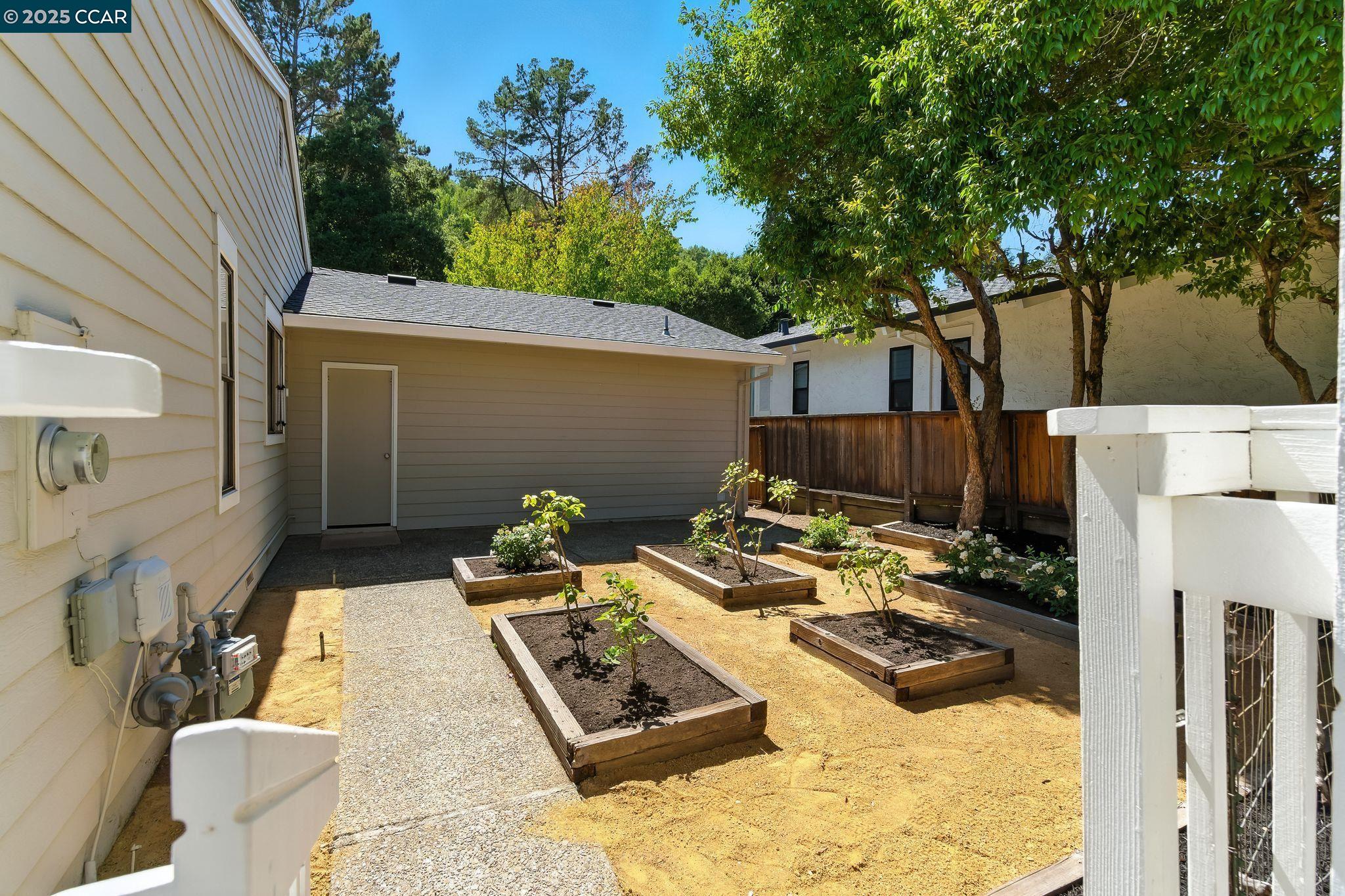 Detail Gallery Image 32 of 43 For 1725 Spyglass Ln, Moraga,  CA 94556 - 3 Beds | 2 Baths