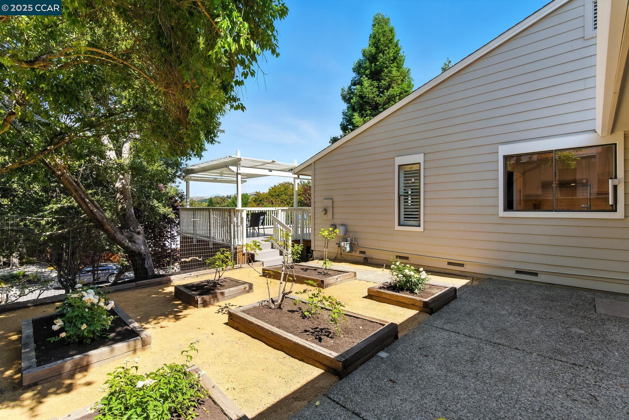 Detail Gallery Image 33 of 43 For 1725 Spyglass Ln, Moraga,  CA 94556 - 3 Beds | 2 Baths