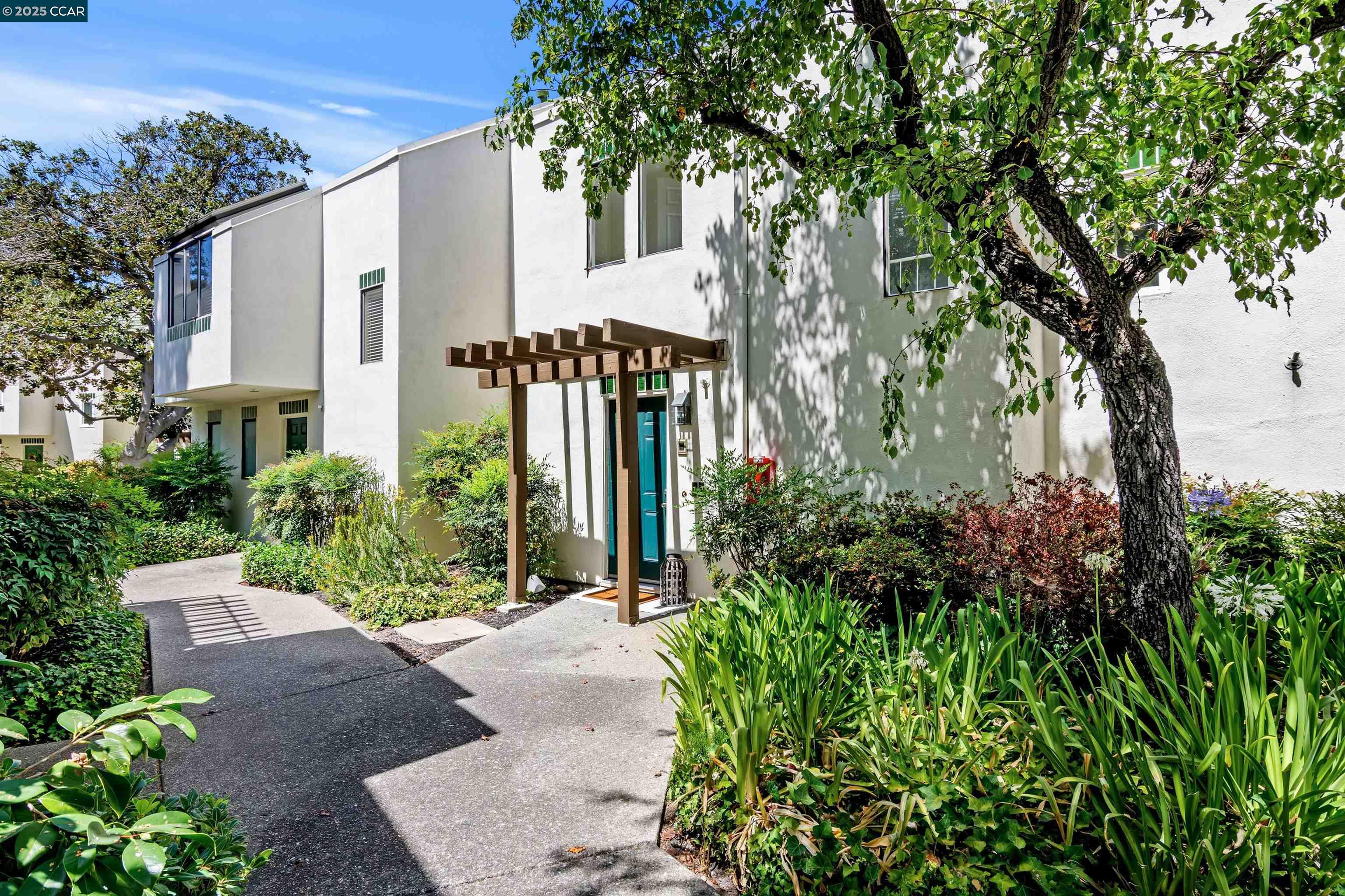 Detail Gallery Image 2 of 25 For 10 Zurich Ct, Pleasant Hill,  CA 94523 - 2 Beds | 2/1 Baths