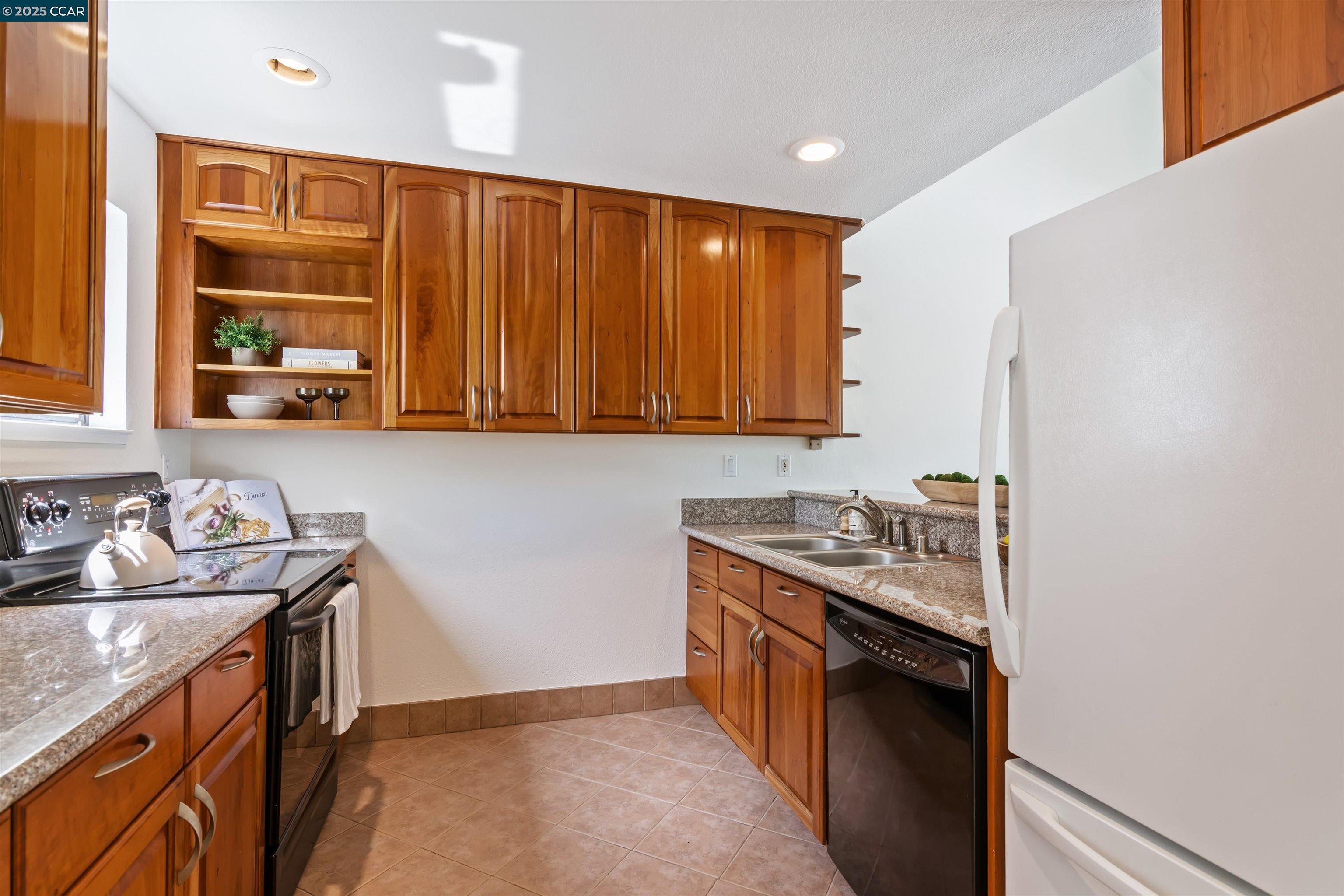 Detail Gallery Image 11 of 25 For 10 Zurich Ct, Pleasant Hill,  CA 94523 - 2 Beds | 2/1 Baths