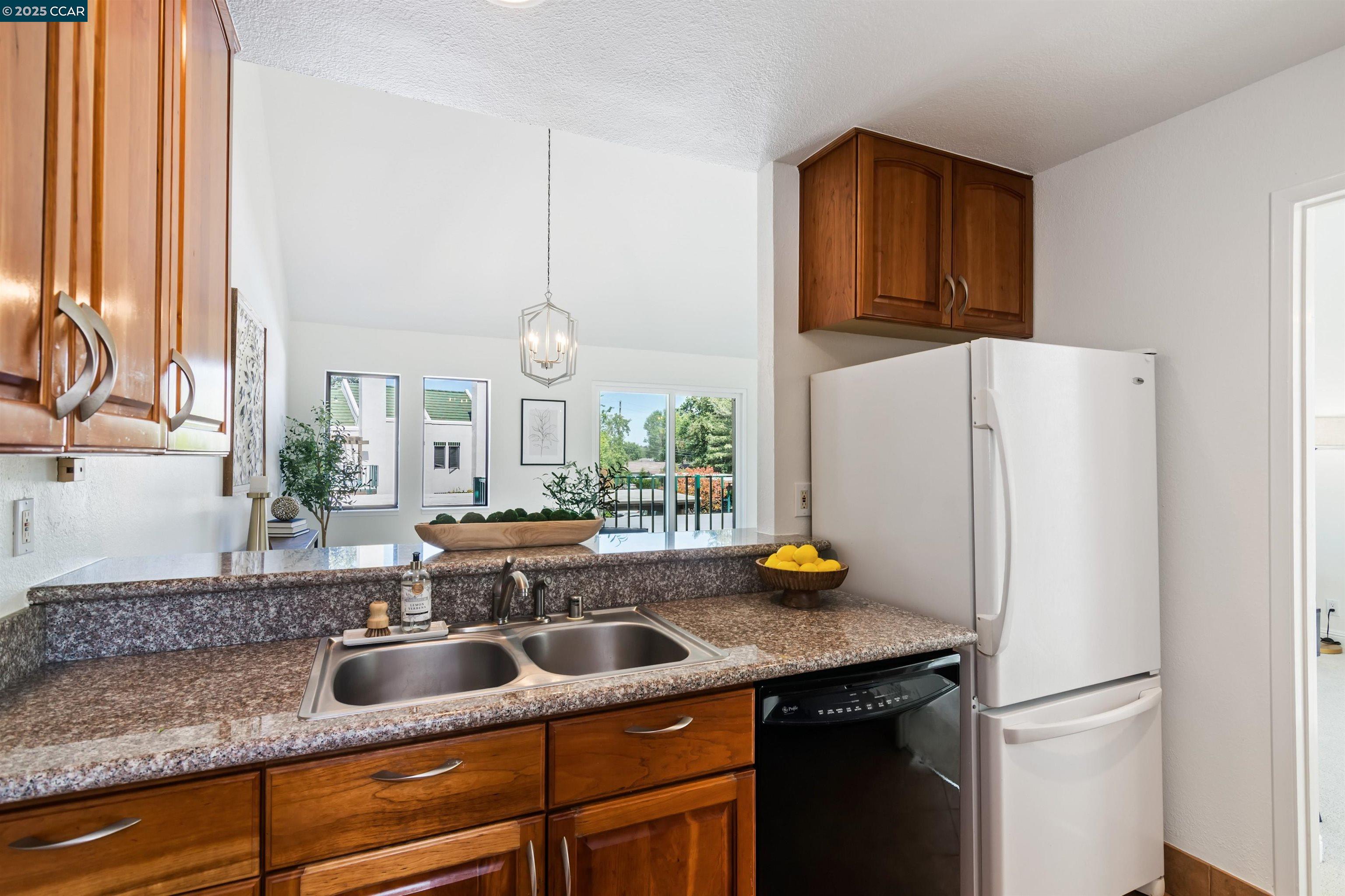 Detail Gallery Image 12 of 25 For 10 Zurich Ct, Pleasant Hill,  CA 94523 - 2 Beds | 2/1 Baths