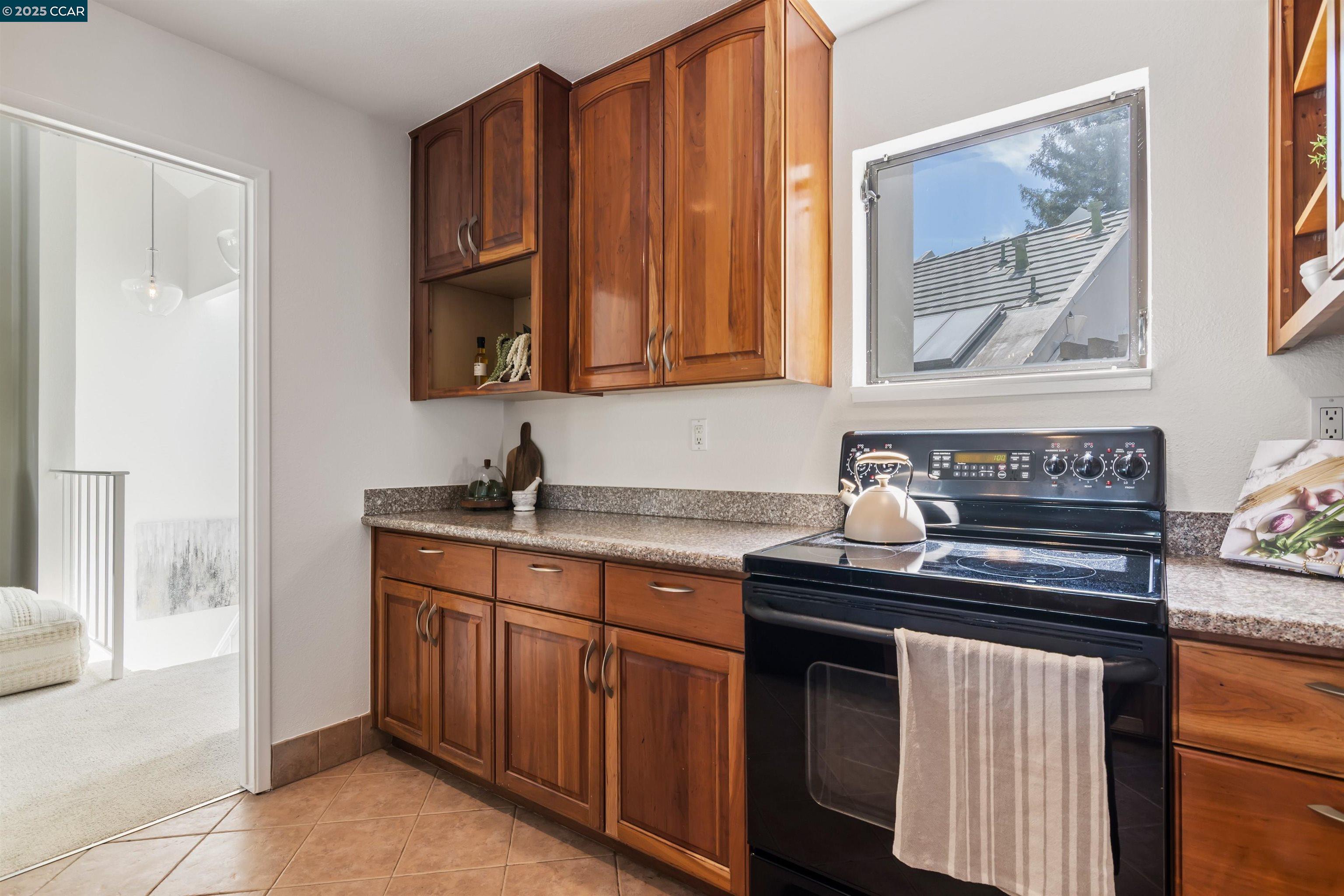 Detail Gallery Image 13 of 25 For 10 Zurich Ct, Pleasant Hill,  CA 94523 - 2 Beds | 2/1 Baths