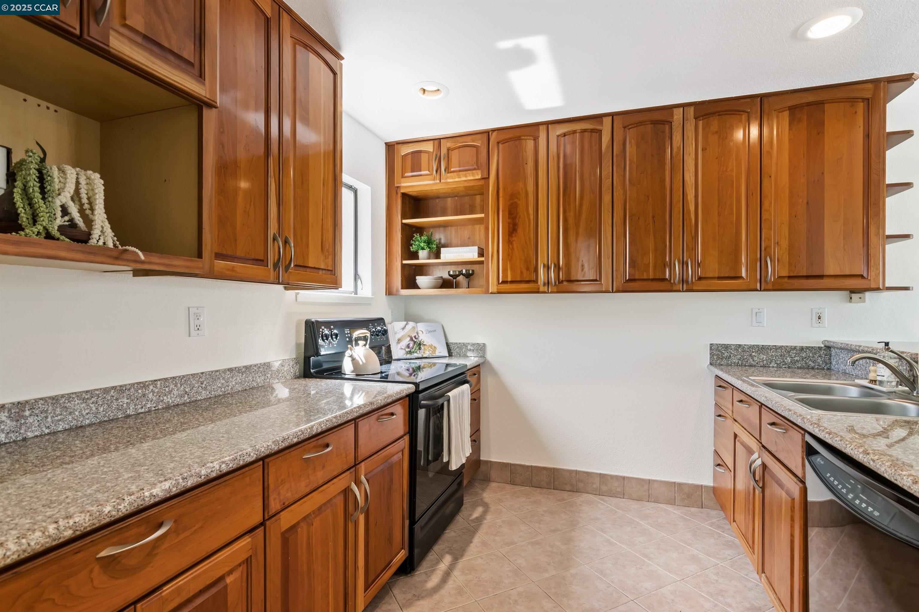 Detail Gallery Image 10 of 25 For 10 Zurich Ct, Pleasant Hill,  CA 94523 - 2 Beds | 2/1 Baths