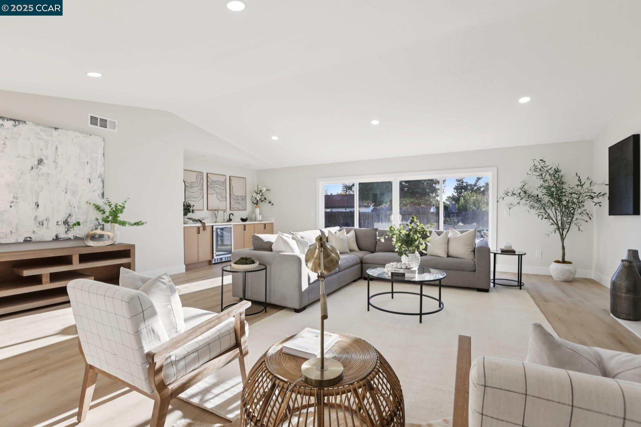 Detail Gallery Image 4 of 30 For 1604 Chestnut Ct, Concord,  CA 94519 - 4 Beds | 2 Baths