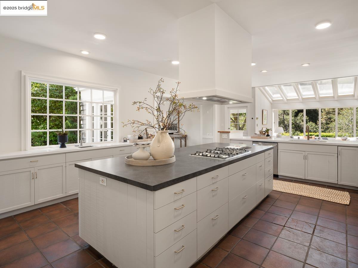 Detail Gallery Image 19 of 60 For 120 Hazel Ln, Piedmont,  CA 94611 - 7 Beds | 5/1 Baths