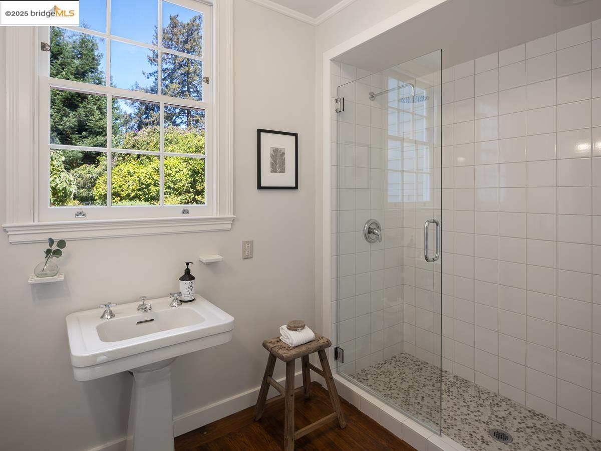 Detail Gallery Image 25 of 60 For 120 Hazel Ln, Piedmont,  CA 94611 - 7 Beds | 5/1 Baths