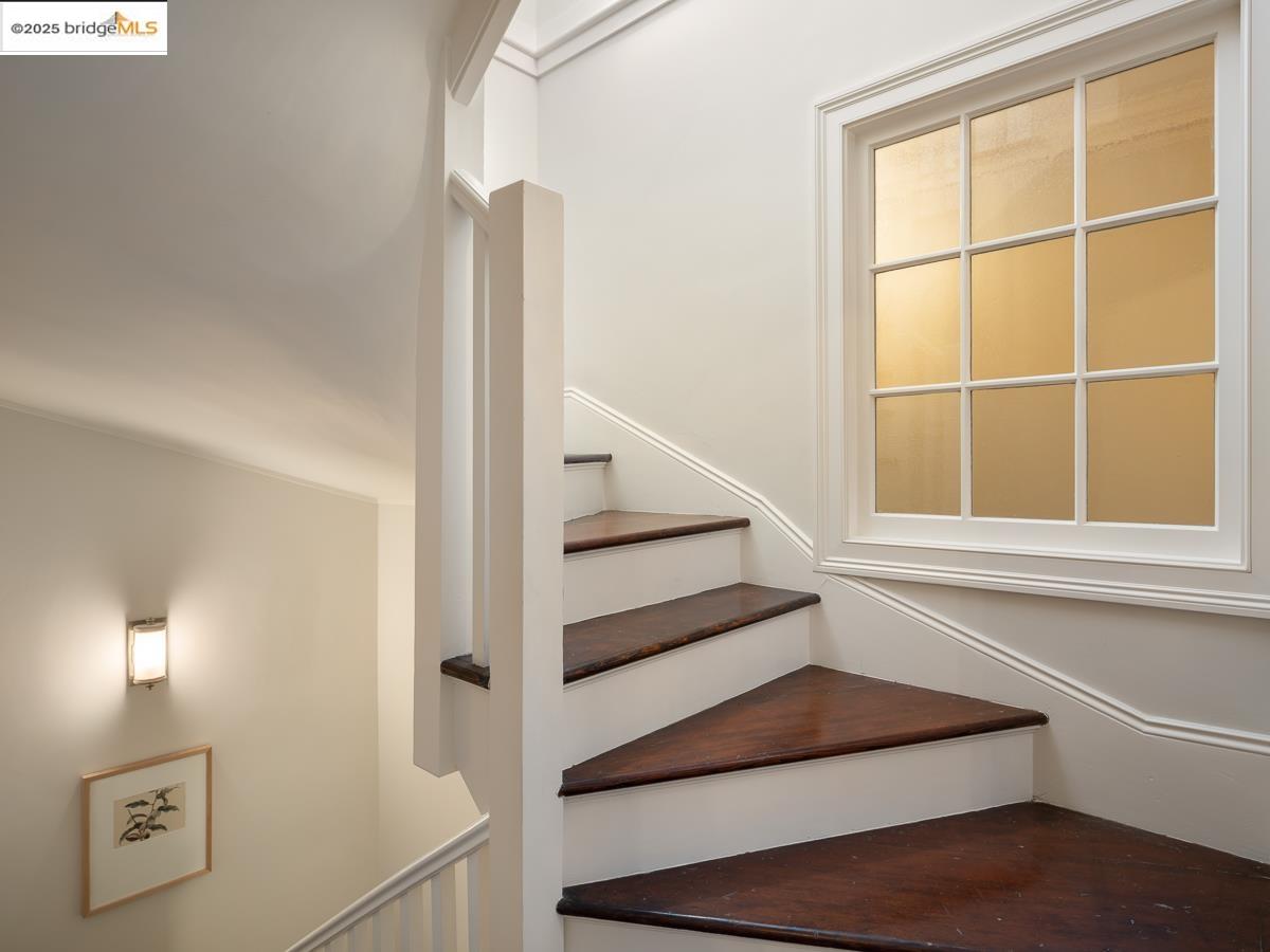 Detail Gallery Image 39 of 60 For 120 Hazel Ln, Piedmont,  CA 94611 - 7 Beds | 5/1 Baths
