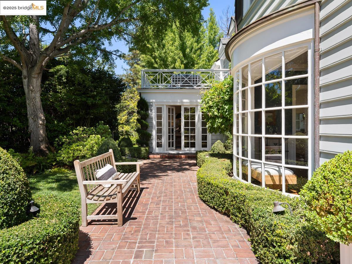 Detail Gallery Image 5 of 60 For 120 Hazel Ln, Piedmont,  CA 94611 - 7 Beds | 5/1 Baths