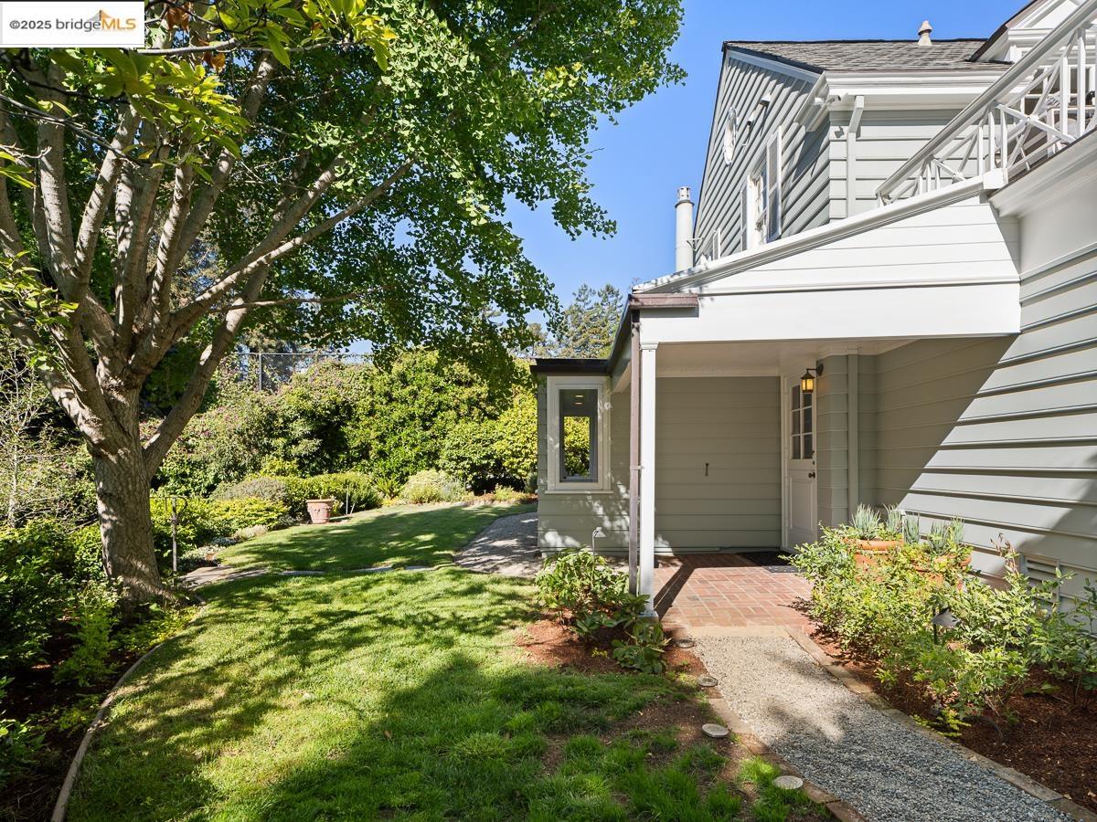 Detail Gallery Image 43 of 60 For 120 Hazel Ln, Piedmont,  CA 94611 - 7 Beds | 5/1 Baths