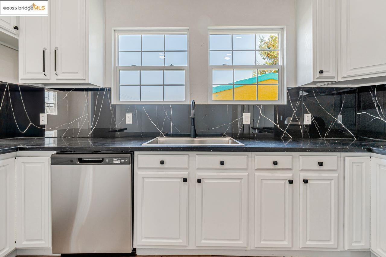 Detail Gallery Image 12 of 41 For 1086 61st, Oakland,  CA 94608 - – Beds | – Baths