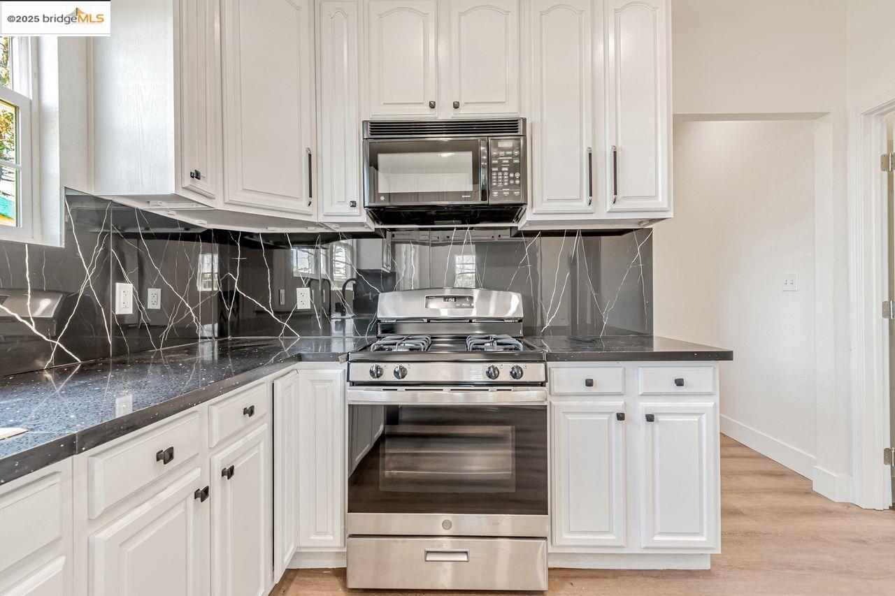 Detail Gallery Image 13 of 41 For 1086 61st, Oakland,  CA 94608 - – Beds | – Baths