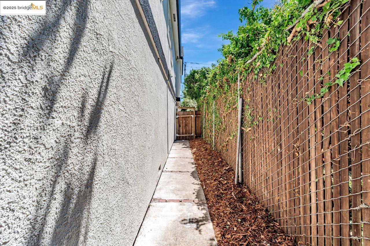 Detail Gallery Image 39 of 41 For 1086 61st, Oakland,  CA 94608 - – Beds | – Baths