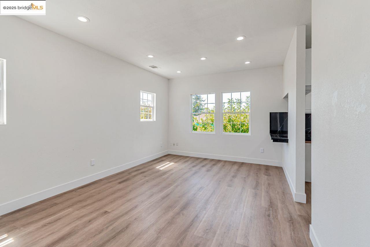 Detail Gallery Image 7 of 41 For 1086 61st, Oakland,  CA 94608 - – Beds | – Baths