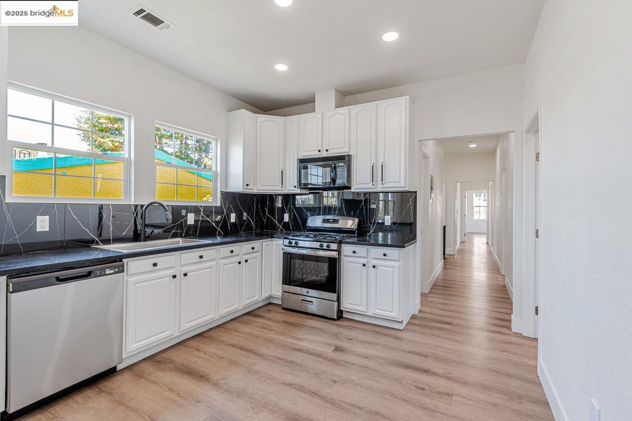 Detail Gallery Image 9 of 41 For 1086 61st, Oakland,  CA 94608 - – Beds | – Baths