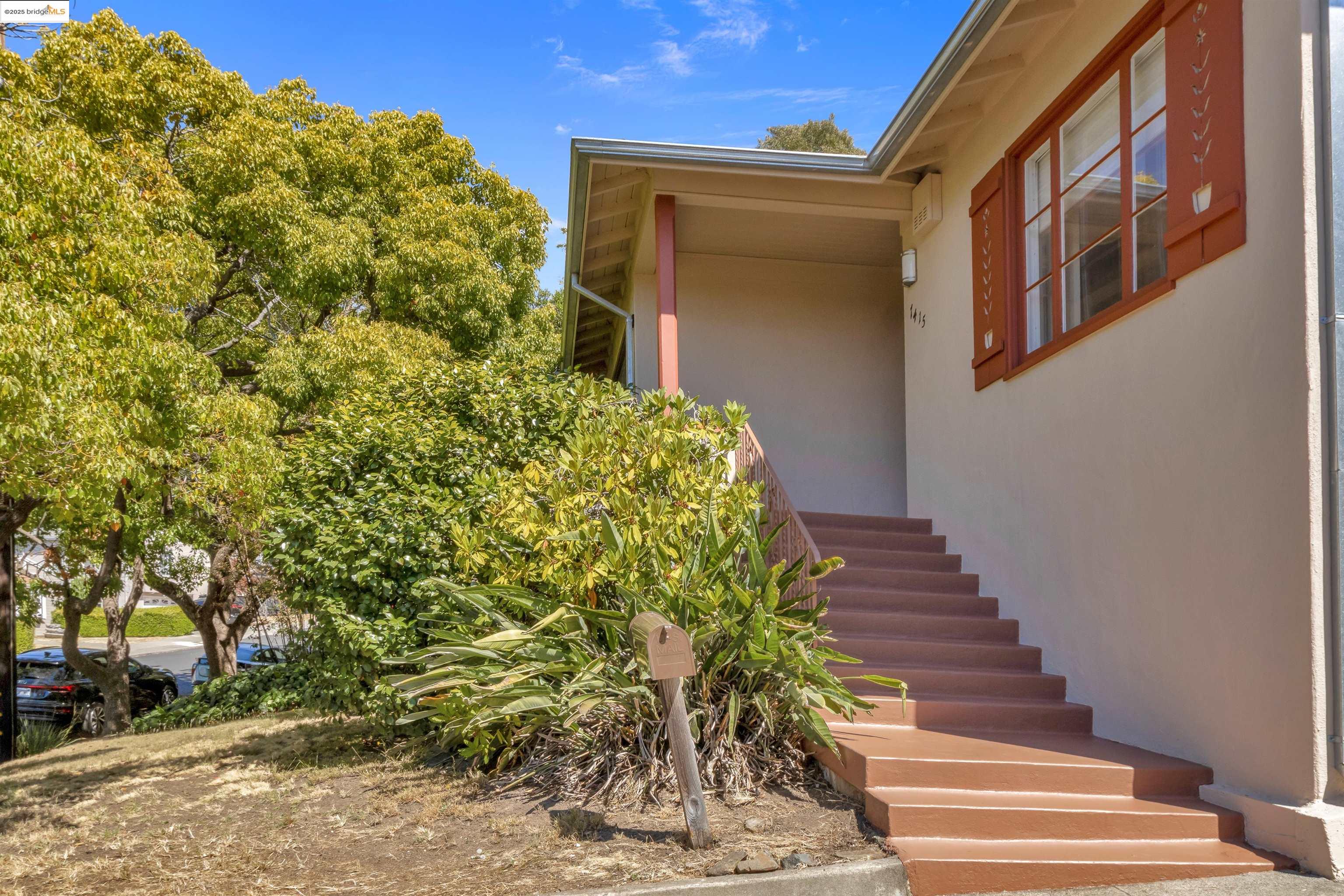 Detail Gallery Image 2 of 42 For 7415 Circle Hill Dr, Oakland,  CA 94605 - 2 Beds | 1 Baths