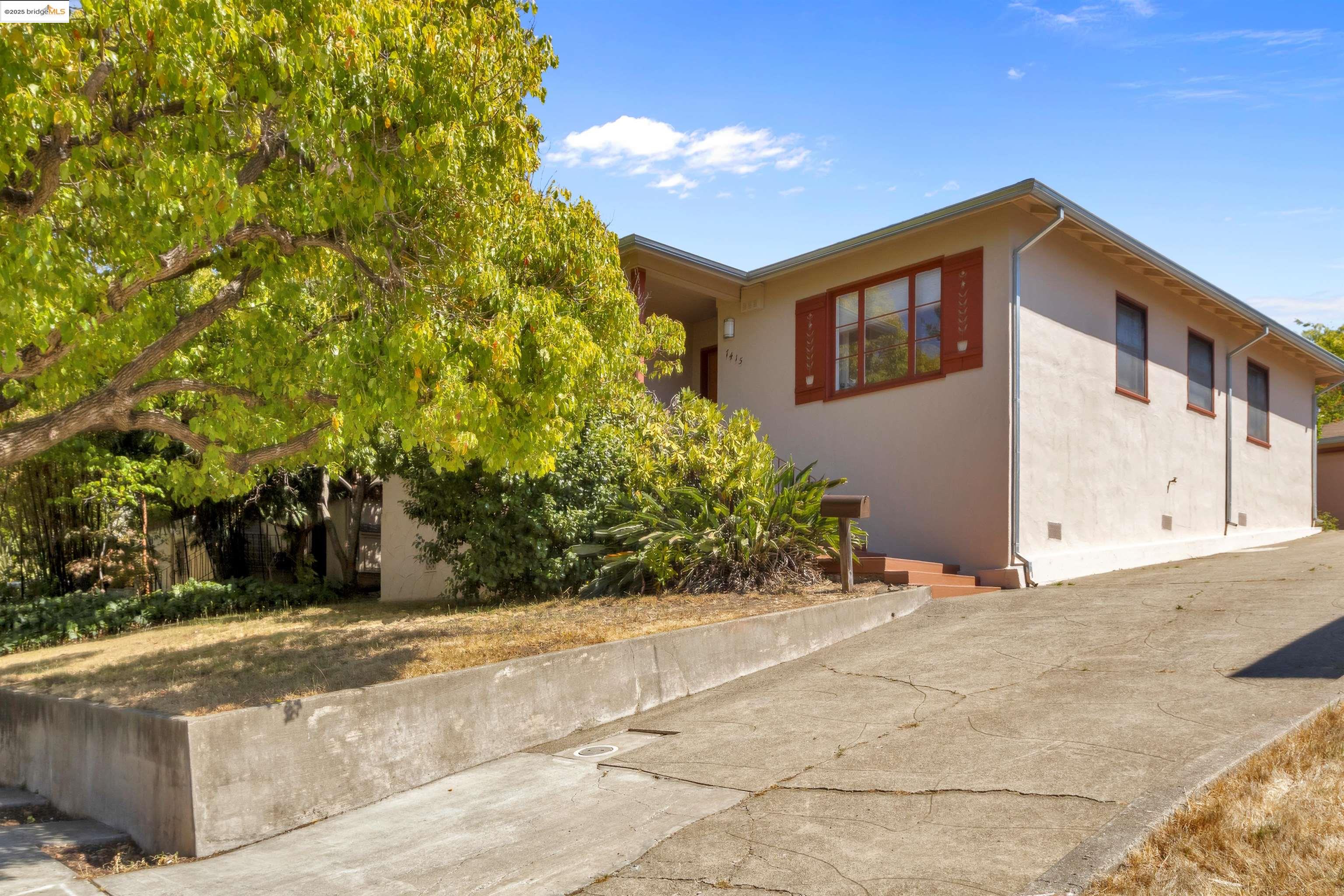 Detail Gallery Image 2 of 41 For 7415 Circle Hill Dr, Oakland,  CA 94605 - 2 Beds | 1/1 Baths