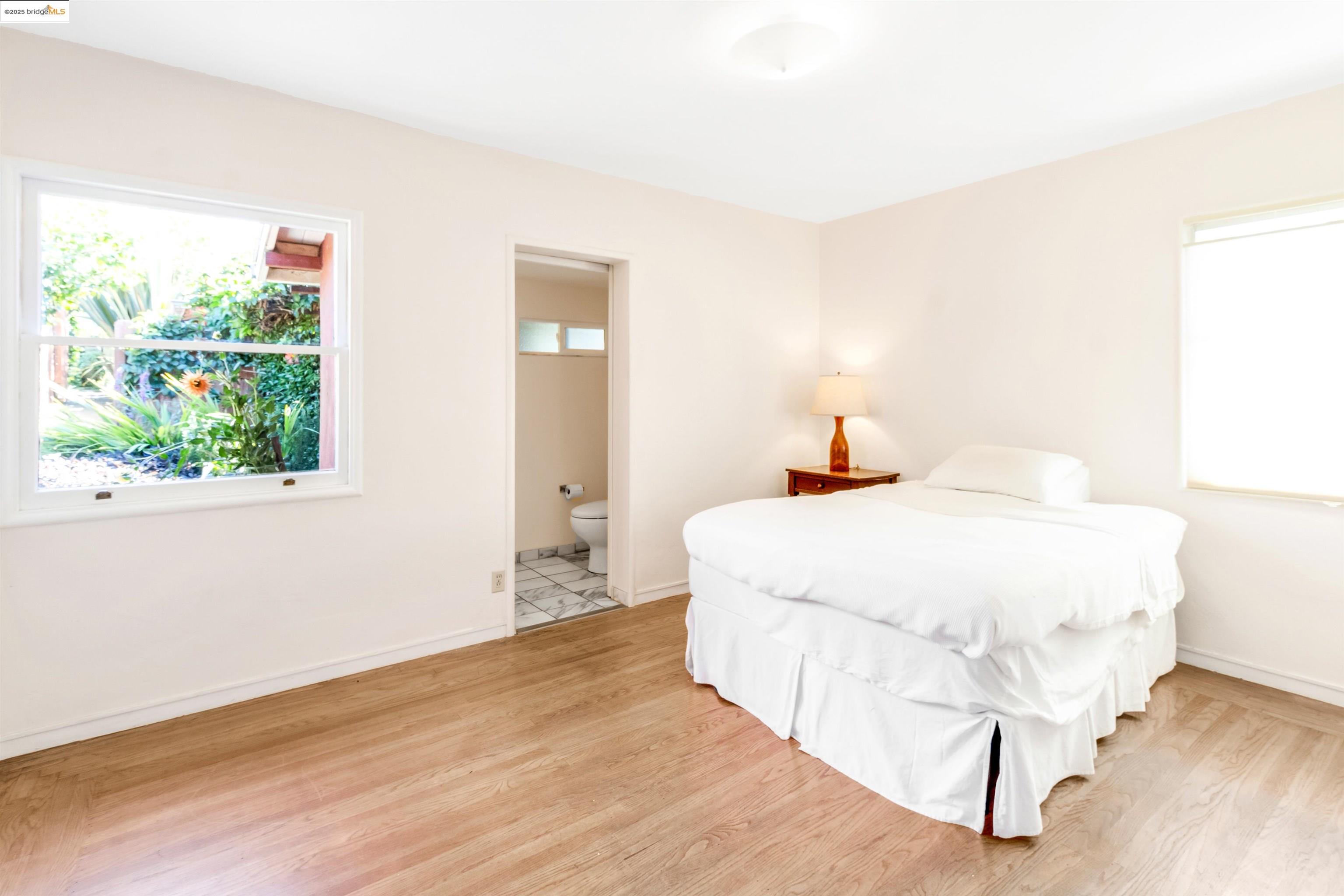 Detail Gallery Image 11 of 41 For 7415 Circle Hill Dr, Oakland,  CA 94605 - 2 Beds | 1/1 Baths