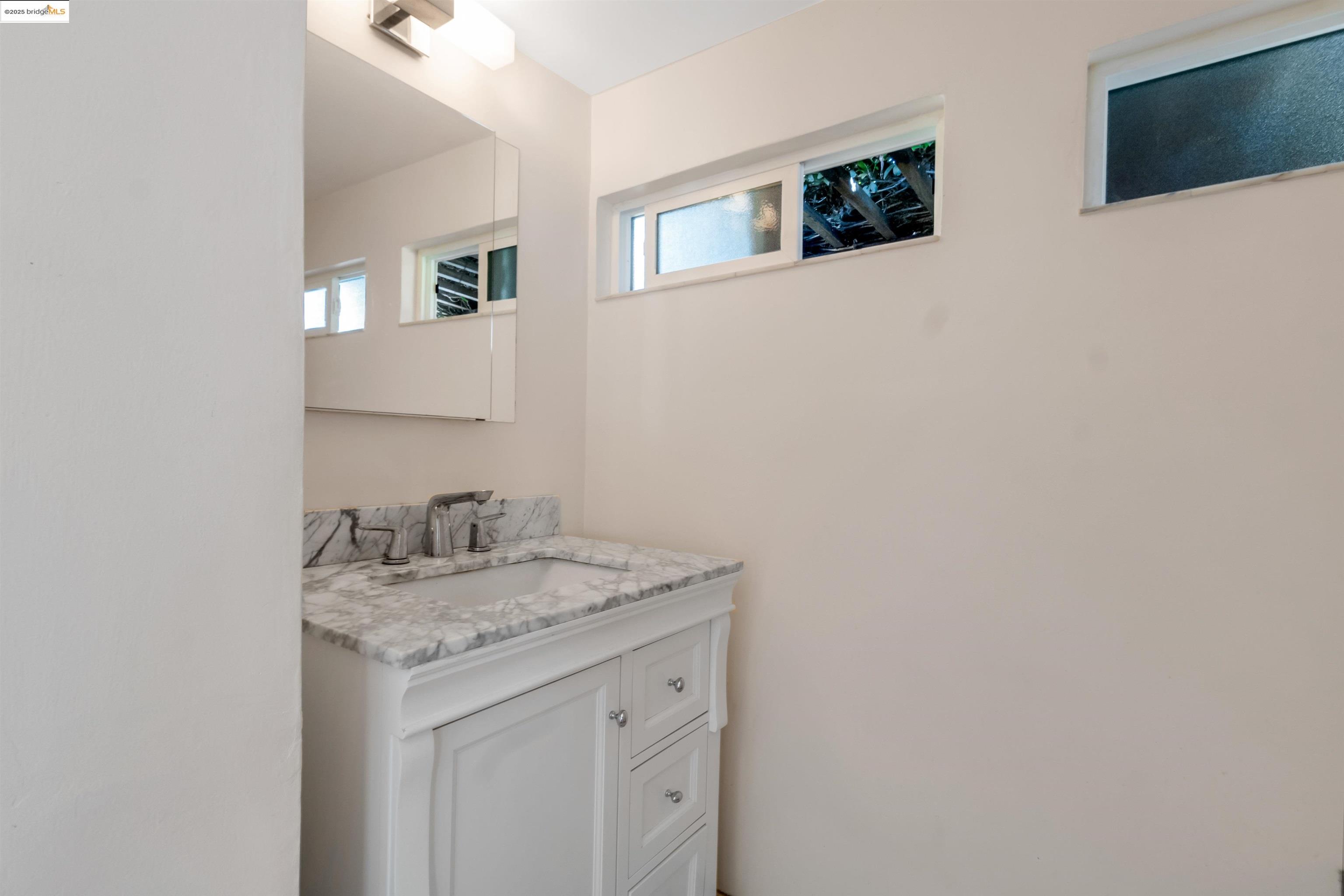 Detail Gallery Image 13 of 42 For 7415 Circle Hill Dr, Oakland,  CA 94605 - 2 Beds | 1 Baths