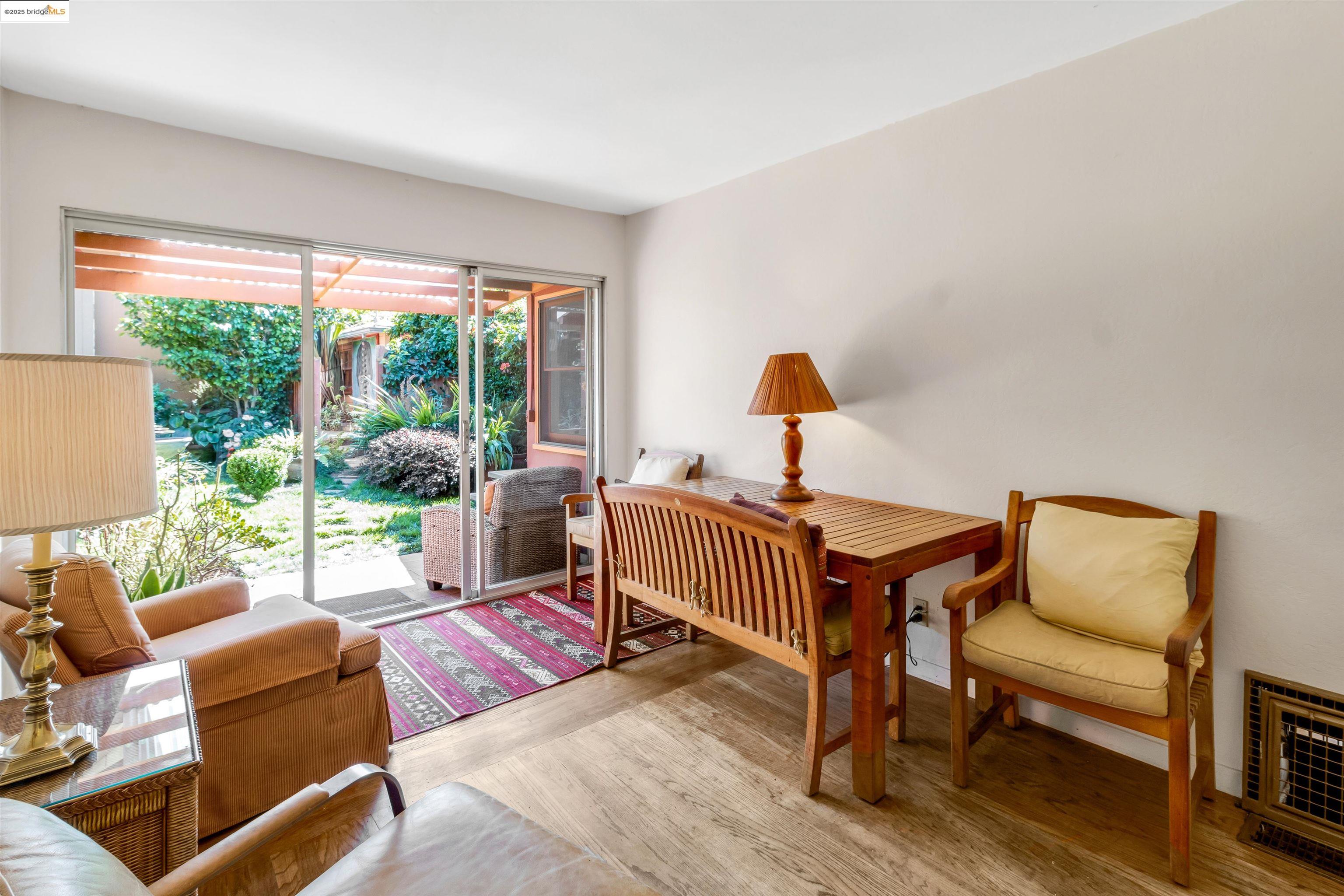 Detail Gallery Image 16 of 42 For 7415 Circle Hill Dr, Oakland,  CA 94605 - 2 Beds | 1 Baths