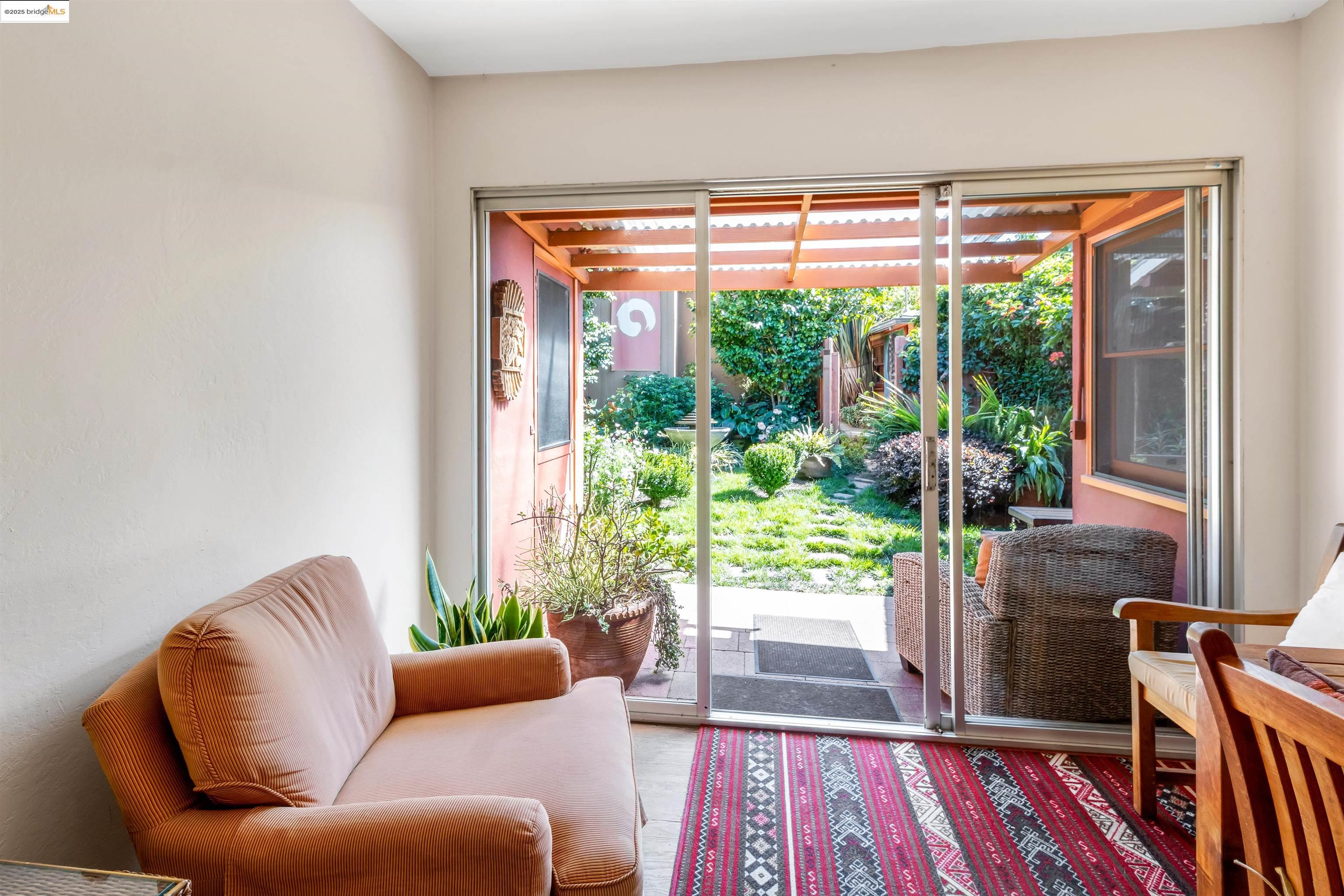 Detail Gallery Image 17 of 42 For 7415 Circle Hill Dr, Oakland,  CA 94605 - 2 Beds | 1 Baths