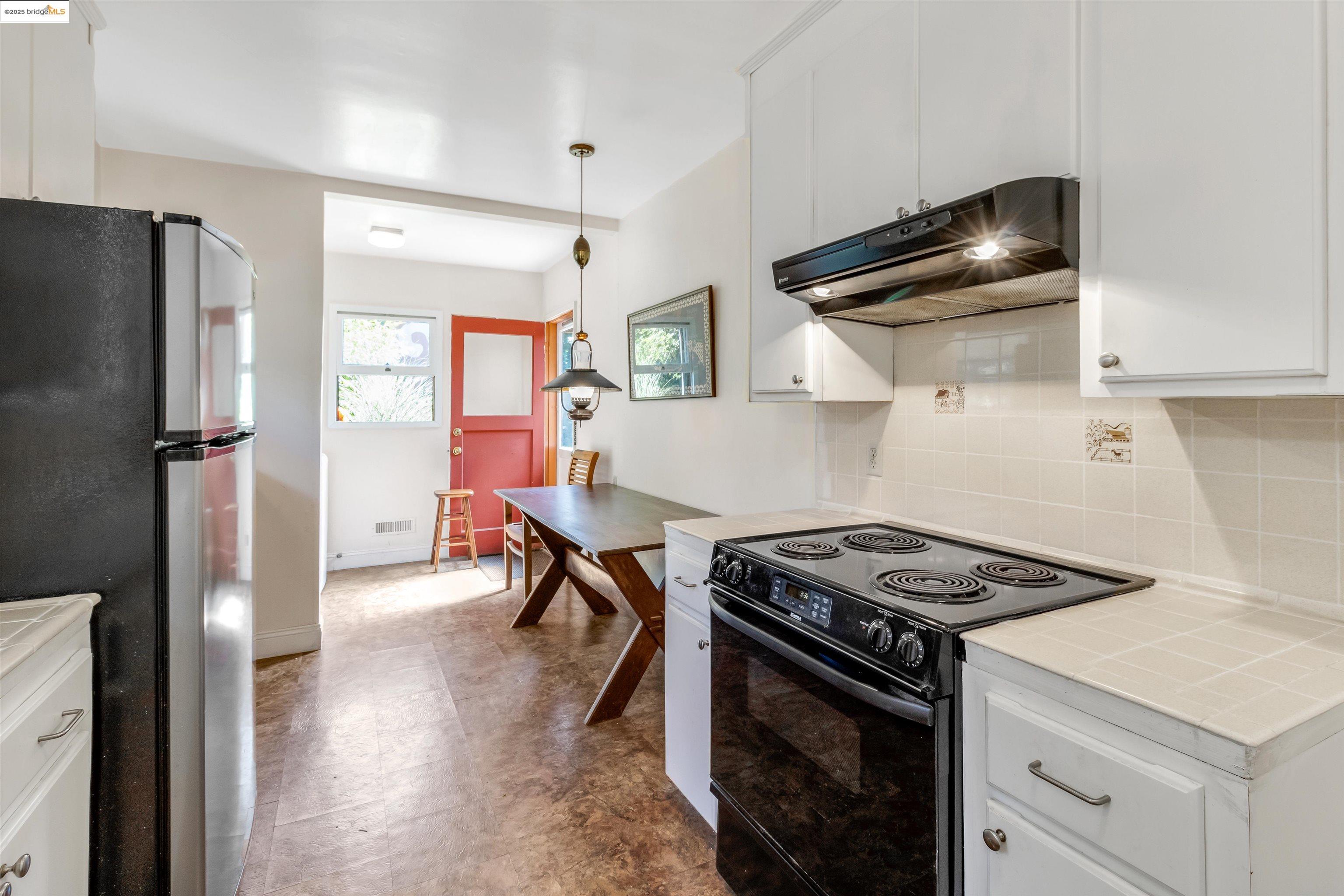 Detail Gallery Image 19 of 42 For 7415 Circle Hill Dr, Oakland,  CA 94605 - 2 Beds | 1 Baths