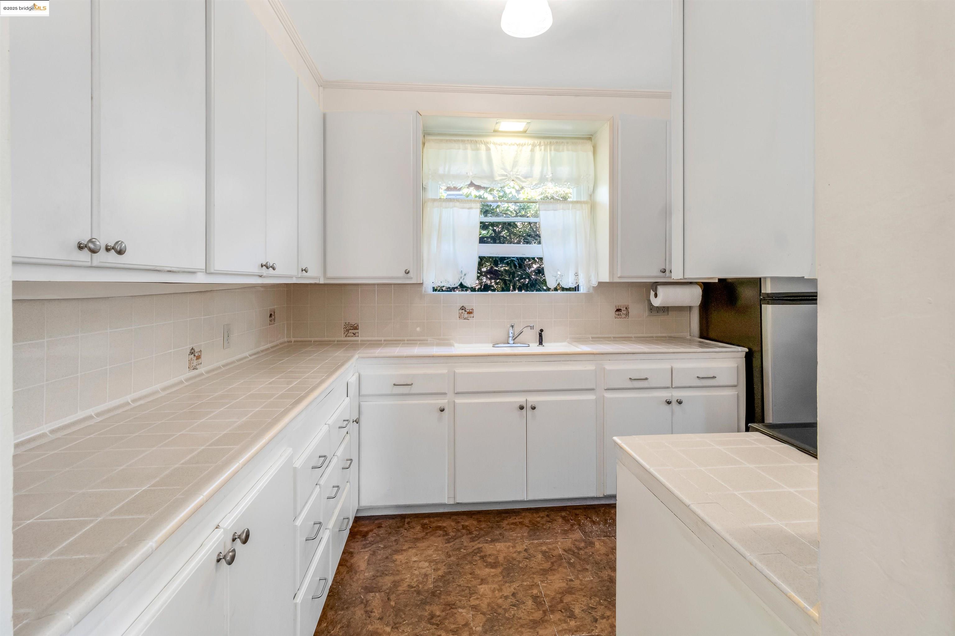 Detail Gallery Image 20 of 42 For 7415 Circle Hill Dr, Oakland,  CA 94605 - 2 Beds | 1 Baths